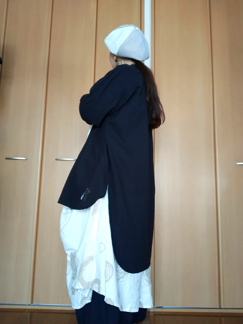 「おしゃれさんと繋がりたい、40代ファッション、好きな服を着る、元気になれる服、チャイハネ、モノトーンコーデ、ベレー帽、レイヤードスタイル、ワンピース、ドット、ゆるコーデ、ネックレス、バルーンパンツ、ブラック」｜「チャイハネの【チャイハネ】タビノベレー（ハンチング/ベレー帽、ホワイト系）」を使った、michiyogaさん（レディース・159cm）の春コーディネートの2枚目の写真
