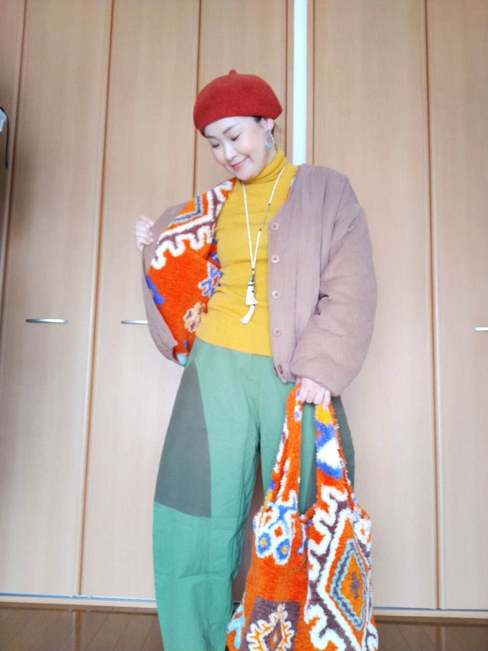 「お洒落さんとつながりたい、40代ファッション、好きな服を着る、元気になれる服、チャイハネ、ボアジャケット、リバーシブル、タートルネック、ベレー帽、マスタード、オレンジ、グリーン、きれいめカジュアル」｜「チャイハネの【チャイハネ】チョマベレー帽（ハンチング/ベレー帽、オレンジ系）」を使った、michiyogaさん（レディース・159cm）の冬コーディネートの1枚目の写真