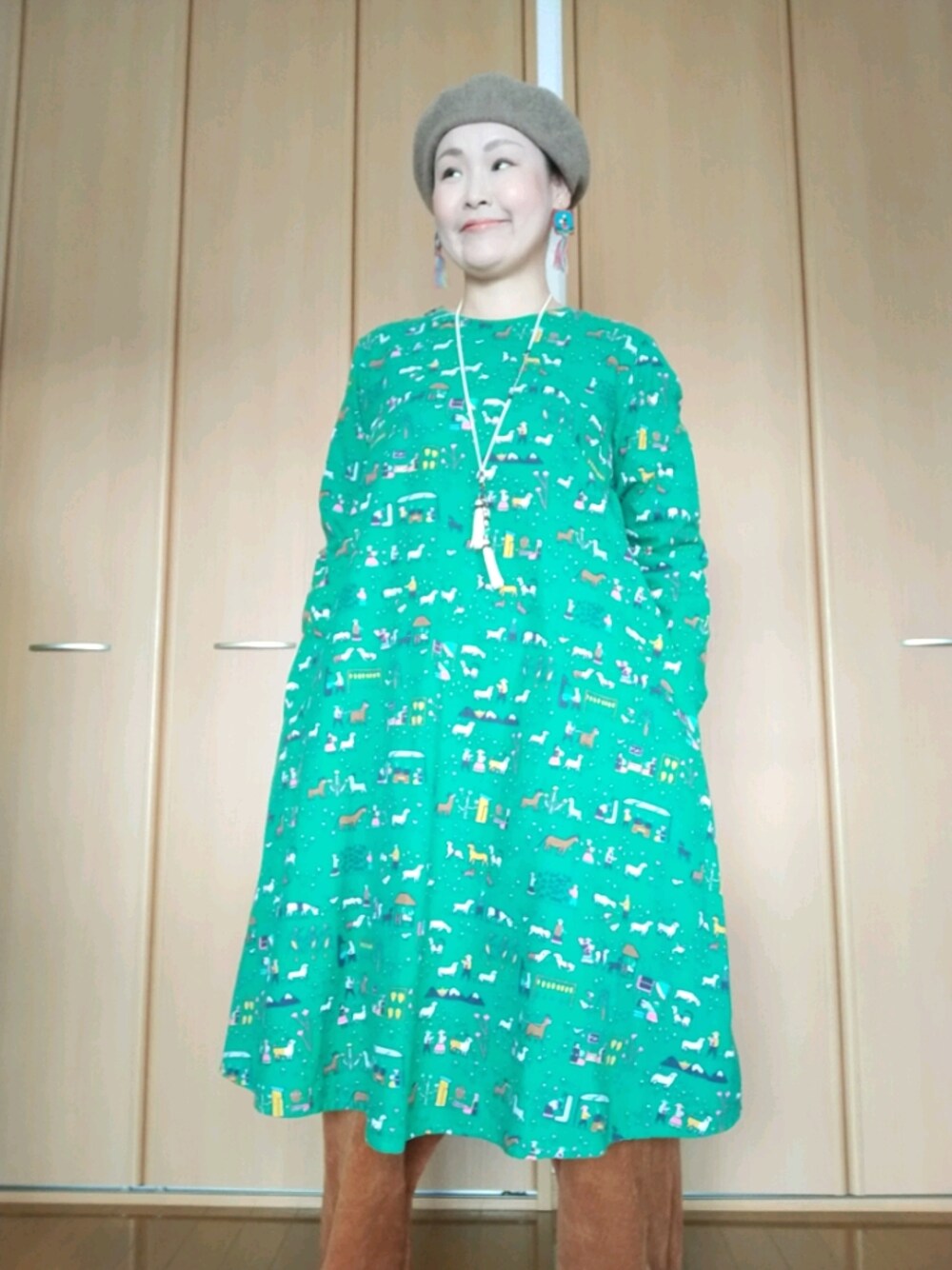 「おしゃれさんと繋がりたい、40代ファッション、好きな服を着る、元気になれる服、ベレー帽、休日スタイル、グリーン、チチカカ、チャイハネ、遊牧民族、ほっこり」｜「チチカカのアイテム（ワンピース、グリーン系）」を使った、michiyogaさん（レディース・159cm）の秋コーディネートの1枚目の写真