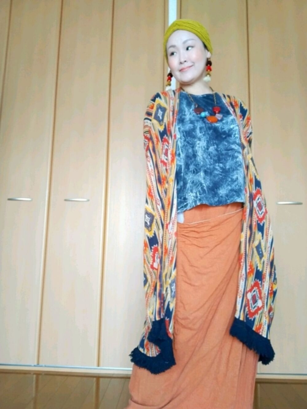 「チャイハネ、チャイハネコーデ、エスニック、ターバンコーデ、大きめアクセサリー、おしゃれさんと繋がりたい、40代ファッション、好きなものを着る、元気になれる服」｜「チャイハネの【チャイハネ】変わり編みニットヘアバンド（ヘアバンド、イエロー系）」を使った、michiyogaさん（レディース・159cm）の秋コーディネートの1枚目の写真