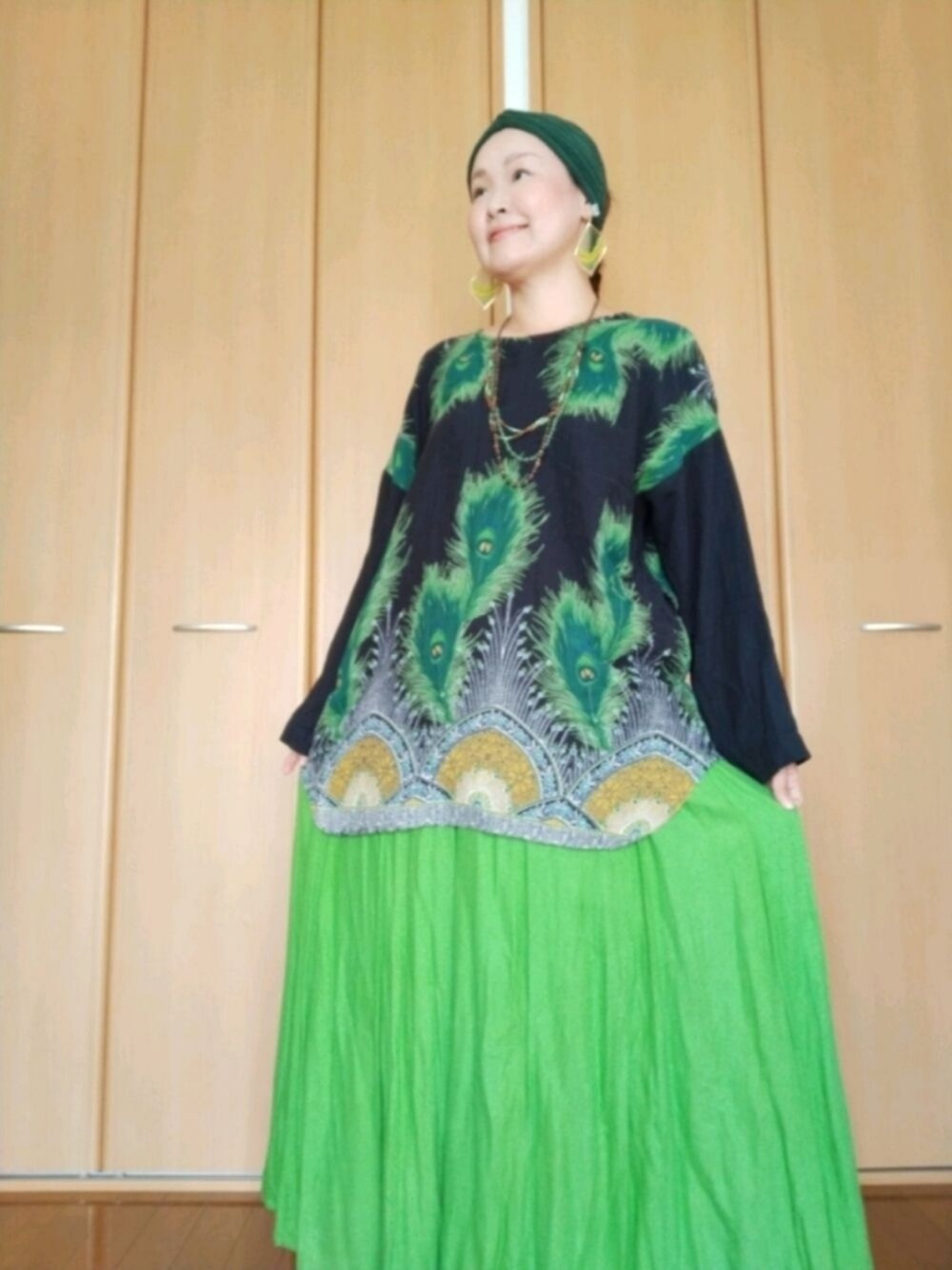 「おしゃれさんと繋がりたい、40代ファッション、好きな服を着る、元気になれる服、ターバンコーデ、ビッグシルエット、グリーン、チャイハネ、エスニック、クジャク、チチカカ」｜「チャイハネの【チャイハネ】変わり編みニットヘアバンド（ヘアバンド、グリーン系）」を使った、michiyogaさん（レディース・159cm）の秋コーディネートの1枚目の写真