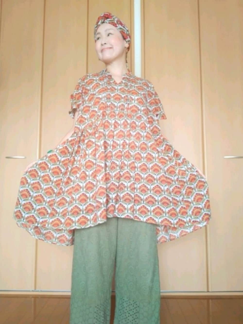 「チャイハネ、チャイハネコーデ、南アフリカ、柄トップス、ターバンコーデ、おしゃれさんと繋がりたい、40代ファッション、好きな服を着る、元気になれる服」｜「チャイハネの【チャイハネ】アフリカン幾何学柄 小風呂敷（バンダナ/スカーフ、レッド系）」を使った、michiyogaさん（レディース・159cm）の秋コーディネートの1枚目の写真