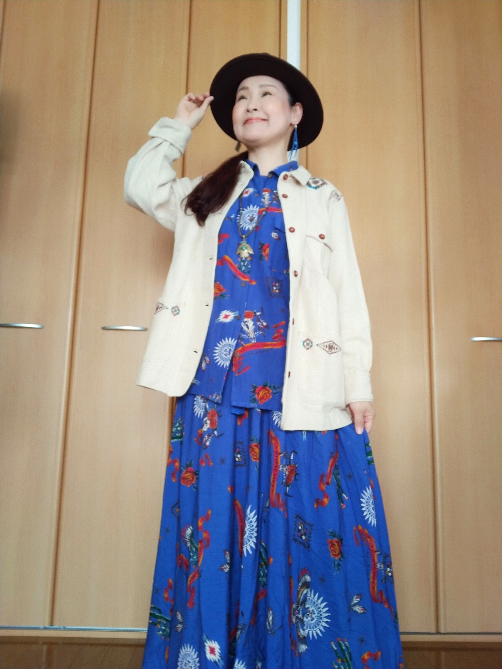 「おしゃれさんと繋がりたい、40代ファッション、好きな服を着る、元気になれる服、チャイハネ、ハット、セットアップ、きれいめカジュアル、ブルー、柄物」｜「チャイハネの【チャイハネ】ノアハット（ハット、ブラウン系）」を使った、michiyogaさん（レディース・159cm）の春コーディネートの1枚目の写真