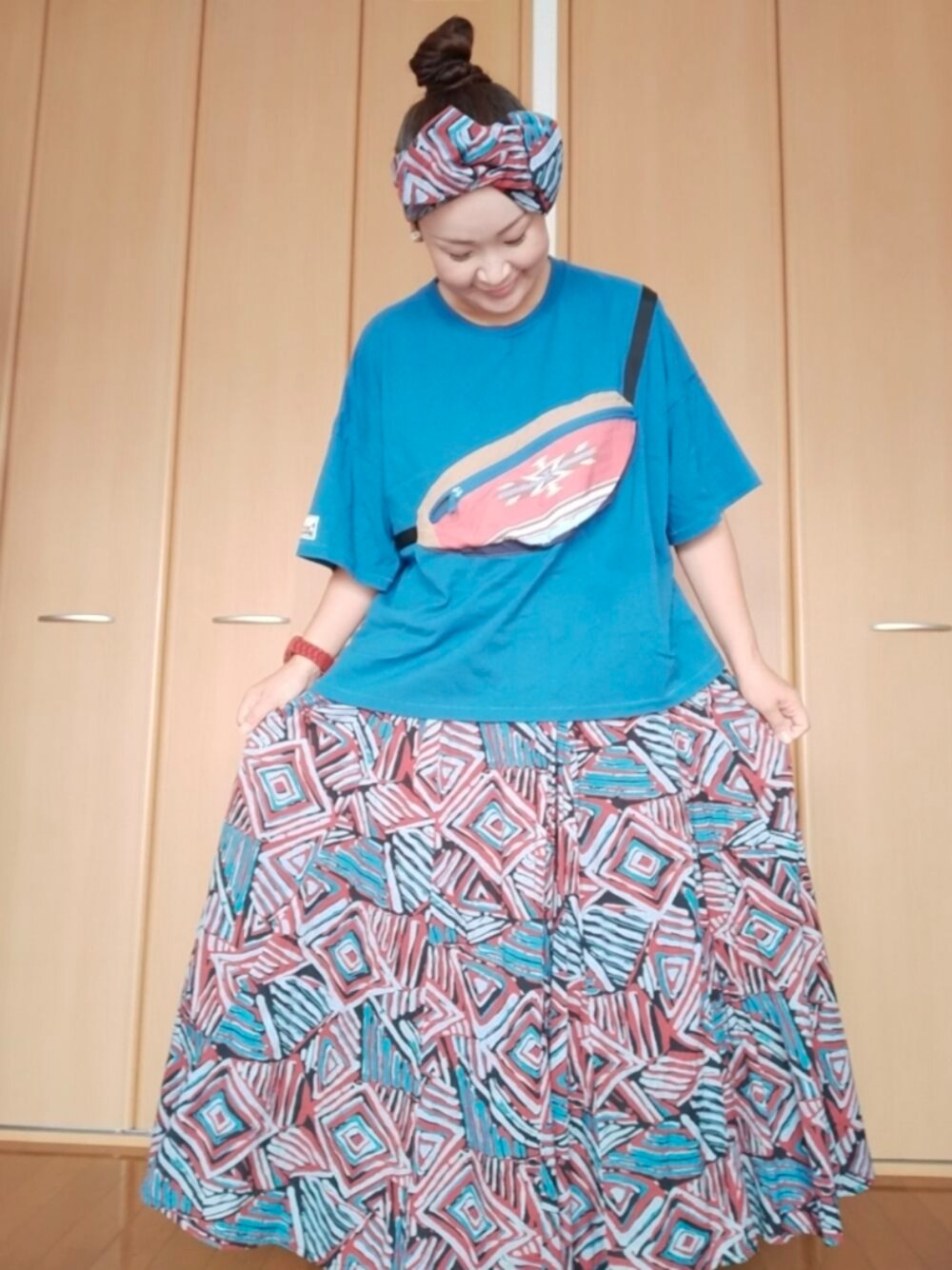 「チャイハネ、チャイハネコーデ、ターバンコーデ、お洒落さんとつながりたい、40代ファッション、好きな服を着る、元気になれる服、アフリカン柄、grnコラボ」｜「チャイハネの【チャイハネ】アフリカンジオメ柄リボンヘアバンド（ヘアバンド、レッド系）」を使った、michiyogaさん（レディース・159cm）の秋コーディネートの1枚目の写真