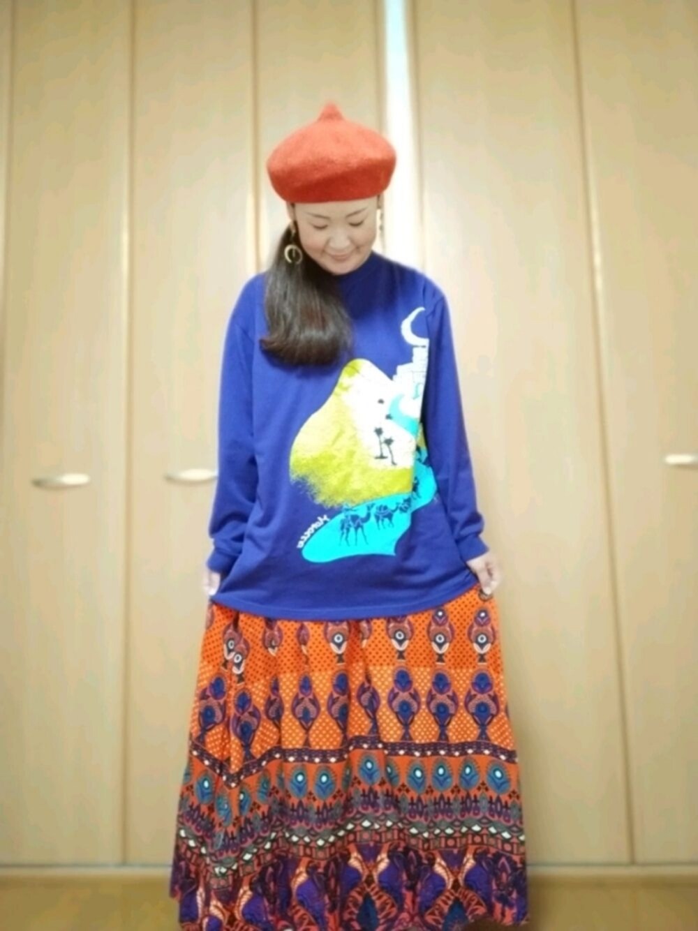 「おしゃれさんと繋がりたい、40代ファッション、好きな服を着る、元気になれる服、ベレー帽、プリントT、エスニック、チャイハネ、ロングスカート、カジュアル、ゆるコーデ」｜「チャイハネの【チャイハネ】チョマベレー帽（ハンチング/ベレー帽、オレンジ系）」を使った、michiyogaさん（レディース・159cm）の秋コーディネートの1枚目の写真