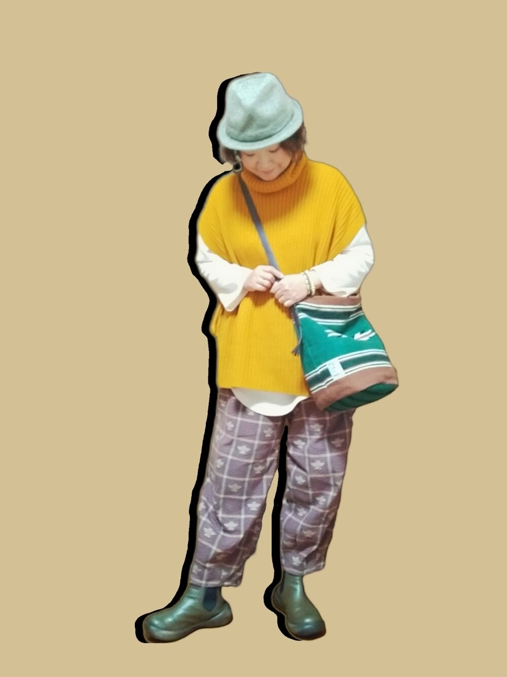 「おしゃれさんと繋がりたい、40代ファッション、好きな服を着る、元気になれる服、チャイハネ、ハット、タートルネック、パンツスタイル、ブーツ、RegettaCanoe、ショルダーバッグ」｜「福岡の大名のセレクトショップのアイテム（ハット、グレー系）」を使った、michiyogaさん（レディース・159cm）の冬コーディネートの1枚目の写真