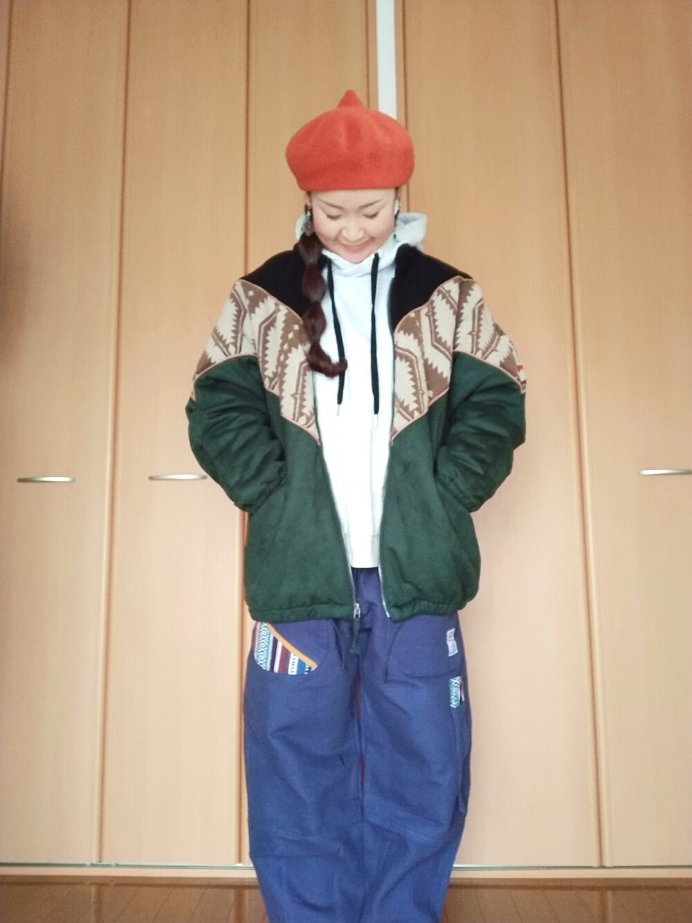 「おしゃれさんと繋がりたい、40代ファッション、好きな服を着る、元気になれる服、チャイハネ、アウター、パーカー、パンツスタイル、ベレー帽、メンズライク、ゆるコーデ、ジャンパー、ネパール、ジャガード」｜「チャイハネの【チャイハネ】チョマベレー帽（ハンチング/ベレー帽、オレンジ系）」を使った、michiyogaさん（レディース・159cm）の冬コーディネートの1枚目の写真