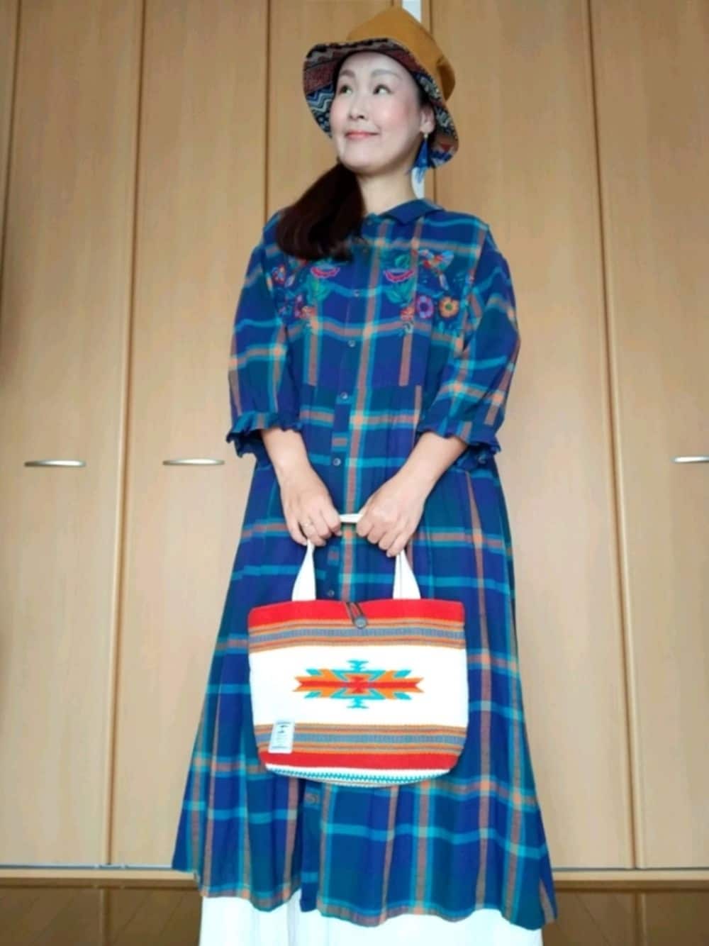 「チャイハネ、チチカカ、刺繍、グアテマラ刺繍、チェック、おしゃれさんと繋がりたい、40代ファッション、好きな服を着る、元気になれる服」｜「チャイハネの【チャイハネ】ビッグシルエットハット（ハット、イエロー系）」を使った、michiyogaさん（レディース・159cm）の秋コーディネートの1枚目の写真