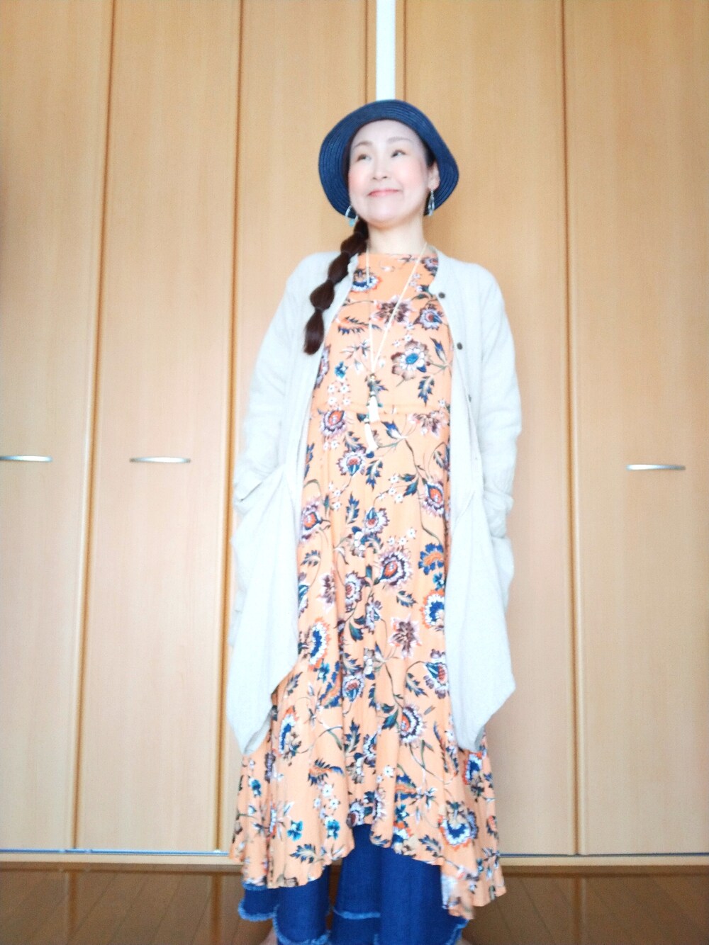 「おしゃれさんと繋がりたい、40代ファッション、好きな服を着る、元気になれる服、チャイハネ、ワンピース、ハット、レイヤードスタイル、花柄」｜「チャイハネの【チャイハネ】ヴィレッジレザーパッチワークハット（ハット、ブルー系）」を使った、michiyogaさん（レディース・159cm）の冬コーディネートの1枚目の写真