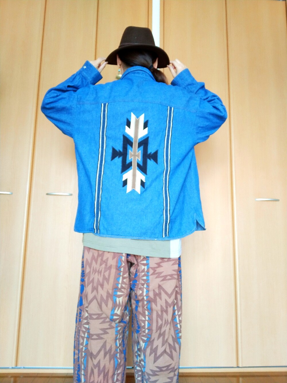「おしゃれさんと繋がりたい、40代ファッション、好きな服を着る、元気になれる服、チャイハネ、デニム、デニムシャツ、オルテガ、刺繍、バックスタイル、メンズライク、ゆるコーデ、レイヤードスタイル、春コーデ」｜「チャイハネの【チャイハネ】ノアハット（ハット、ブラウン系）」を使った、michiyogaさん（レディース・159cm）の春コーディネートの2枚目の写真
