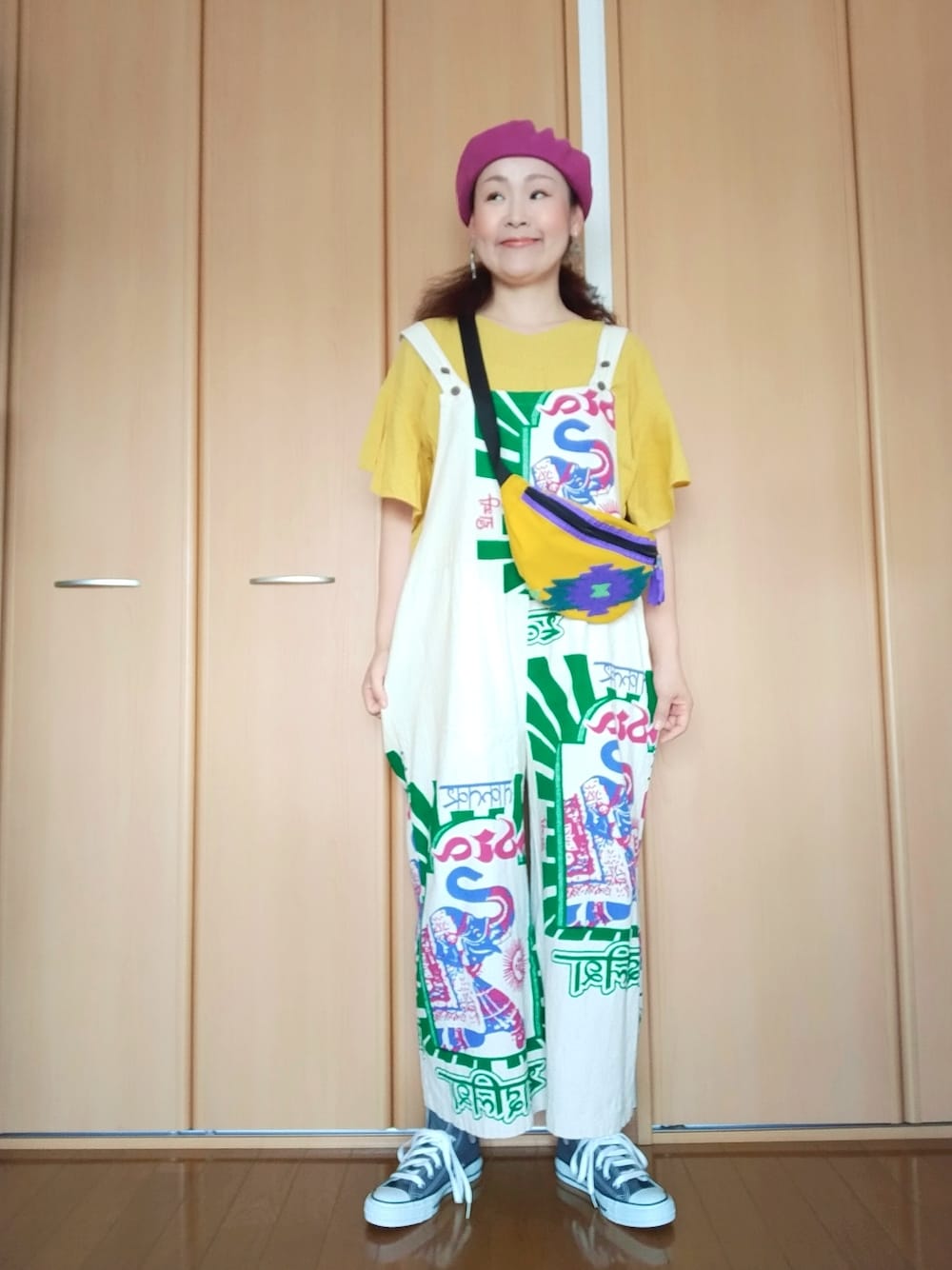 「おしゃれさんと繋がりたい、40代ファッション、好きな服を着る、元気になれる服、チャイハネ、ベレー帽、オーバーオール、サロペット、ゆるコーデ、インド、コンバース、カジュアル」｜「チャイハネの【チャイハネ】カリーナベレー帽（ハンチング/ベレー帽、パープル系）」を使った、michiyogaさん（レディース・159cm）の春コーディネートの1枚目の写真