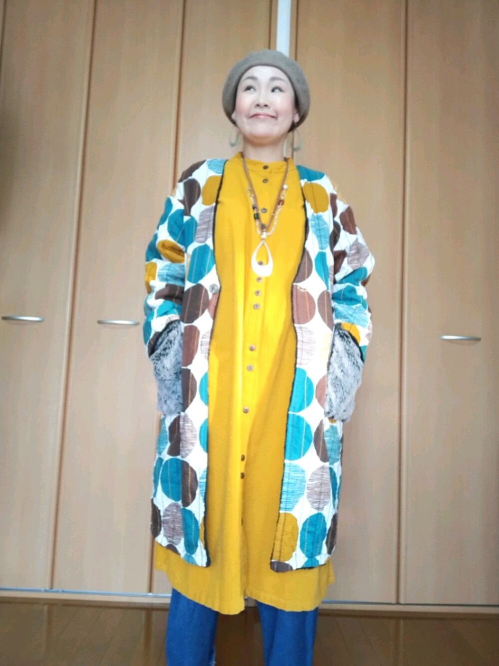 「おしゃれさんと繋がりたい、40代ファッション、好きな服を着る、元気になれる服、ドット、マスタード、コート、ベレー帽、チャイハネ」｜「チャイハネの【チャイハネ】チョマベレー帽（ハンチング/ベレー帽、ベージュ系）」を使った、michiyogaさん（レディース・159cm）の冬コーディネートの1枚目の写真