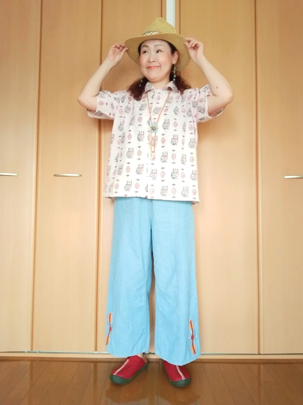 「おしゃれさんと繋がりたい、40代ファッション、好きな服を着る、元気になれる服、チャイハネ、ハット、デニム、シャツスタイル、ブロックプリント、春コーデ」｜「チャイハネのアイテム（ハット、ベージュ系）」を使った、michiyogaさん（レディース・159cm）の春コーディネートの1枚目の写真