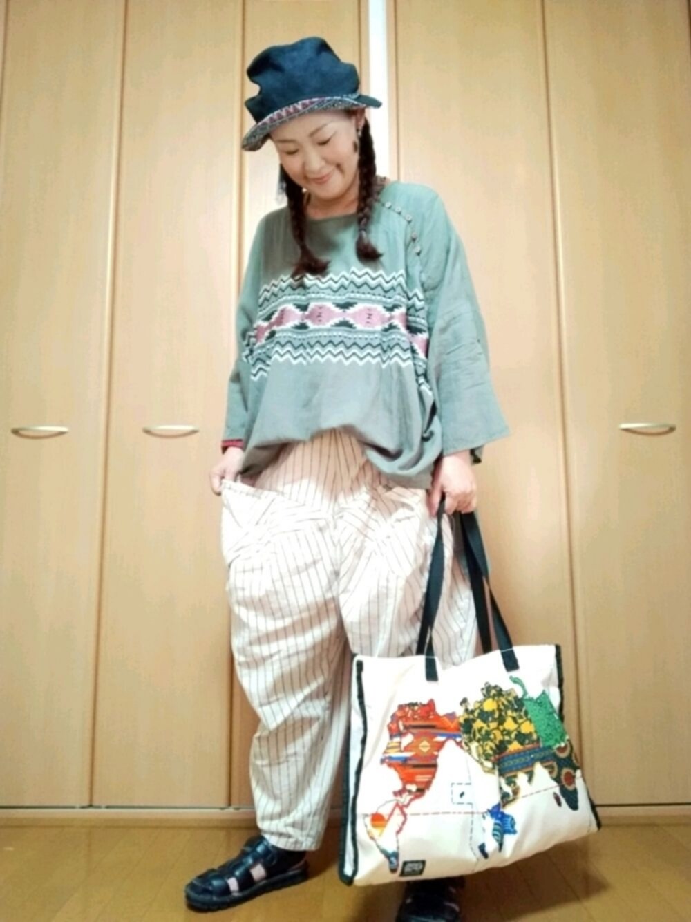 「おしゃれさんと繋がりたい、40代ファッション、好きな服を着る、元気になれる服、チャイハネ、メンズライク、ハット」｜「チャイハネの【チャイハネ】ビッグシルエットハット（ハット、ブラック系）」を使った、michiyogaさん（レディース・159cm）の秋コーディネートの1枚目の写真