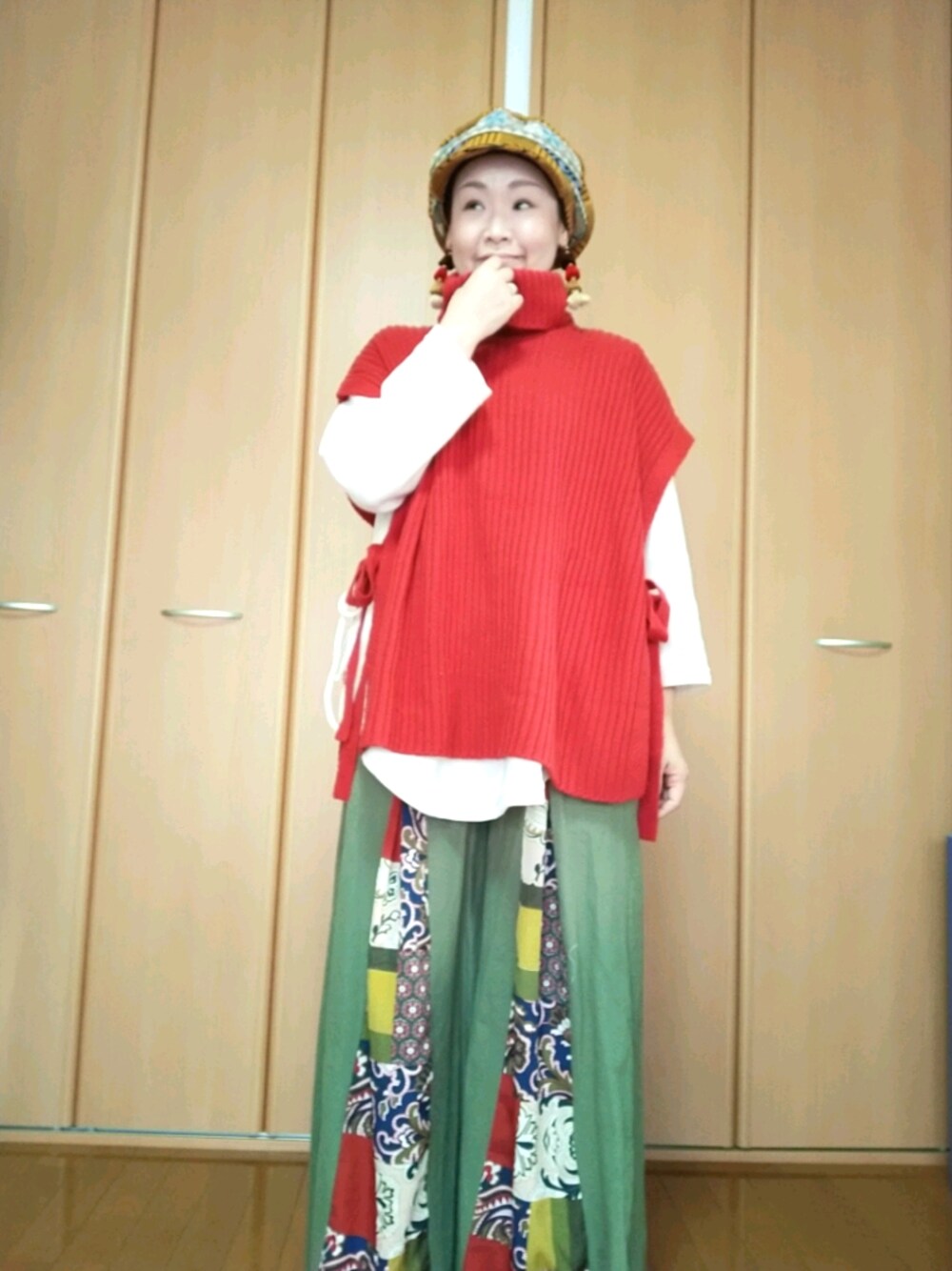 「おしゃれさんと繋がりたい、40代ファッション、好きな服を着る、元気になれる服、レッド、チャイハネ、チチカカ、キャスケット、レイヤードスタイル、ニット」｜「チャイハネの【チャイハネ】モロッカンタッセルピアス（ピアス（両耳用）、レッド系）」を使った、michiyogaさん（レディース・159cm）の冬コーディネートの1枚目の写真