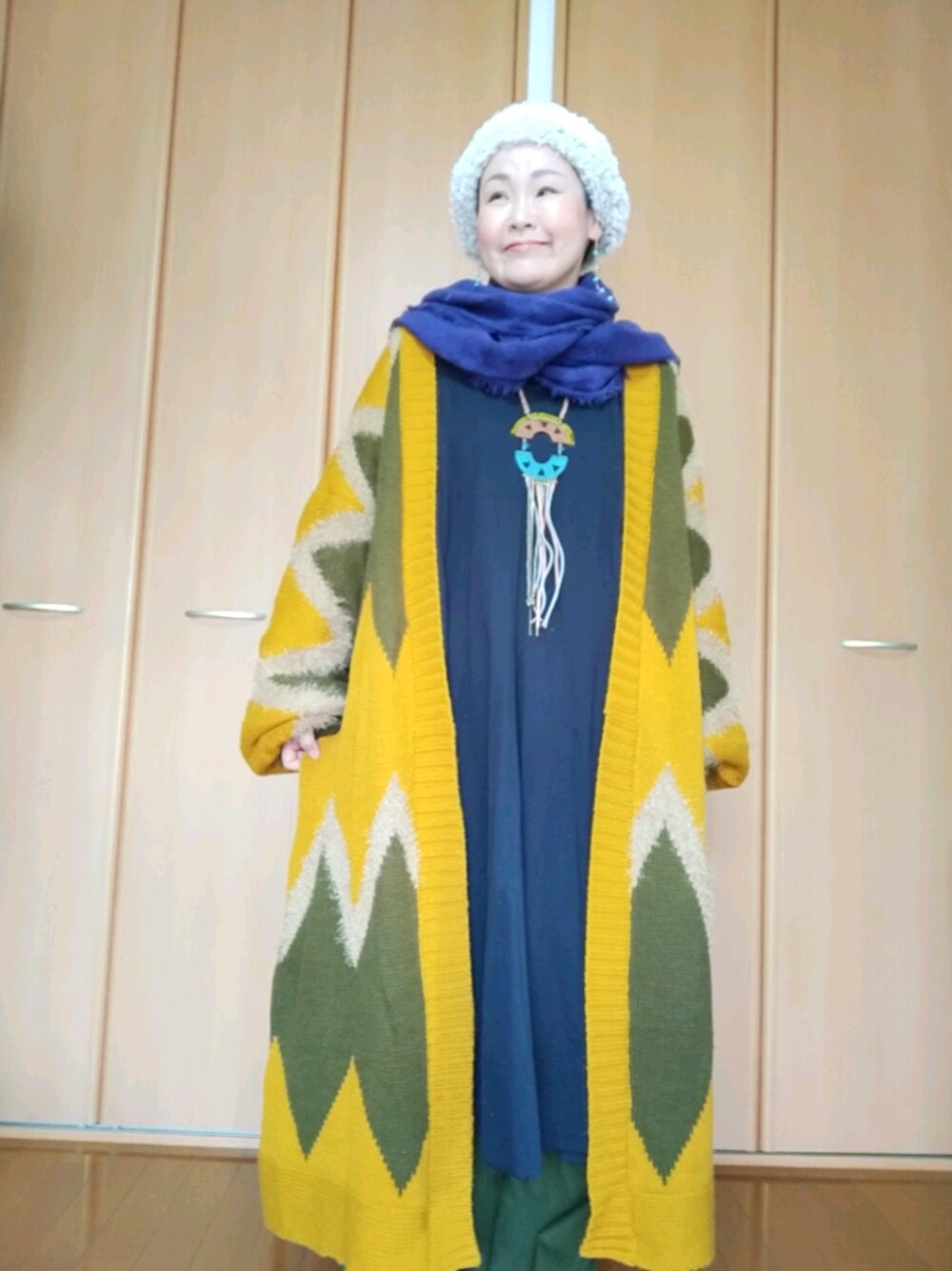 「おしゃれさんと繋がりたい、40代ファッション、好きな服を着る、元気になれる服、チャイハネ、ベレー帽、マフラーぐるぐる、ロングカーディガン、ワンピース、レイヤードスタイル、ネックレス、マスタード、ファー小物」｜「チャイハネの【チャイハネ】フェイクファーベレー帽（ハンチング/ベレー帽、ベージュ系）」を使った、michiyogaさん（レディース・159cm）の冬コーディネートの1枚目の写真