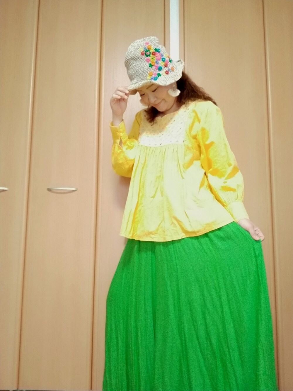 「おしゃれさんと繋がりたい、40代ファッション、好きな服を着る、元気になれる服、チャイハネ、ハット、イエロー、春コーデ、大人ガーリー、花柄、元気カラー」｜「チャイハネの◆【チャイハネ】花刺繍ヘンプコットンハット（ハット、ベージュ系）」を使った、michiyogaさん（レディース・159cm）の春コーディネートの1枚目の写真