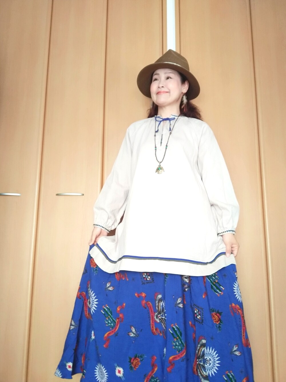 「おしゃれさんと繋がりたい、40代ファッション、好きな服を着る、元気になれる服、チャイハネ、ハット、チュニック、スカート、ネックレス、ゆるコーデ、スパイラルパーマ1年生」｜「チャイハネの【チャイハネ】幾何学柄フリンジペーパーハット（ハット、ブラウン系）」を使った、michiyogaさん（レディース・159cm）の春コーディネートの1枚目の写真
