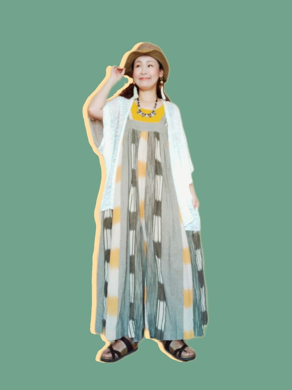 「おしゃれさんと繋がりたい、40代ファッション、好きな服を着る、元気になれる服、チャイハネ、ハット、サロペット、ボレロ、サンダル、エスニック、ゆるコーデ、チチカカ」｜「チャイハネのアイテム（帽子、ベージュ系）」を使った、michiyogaさん（レディース・159cm）の秋コーディネートの1枚目の写真