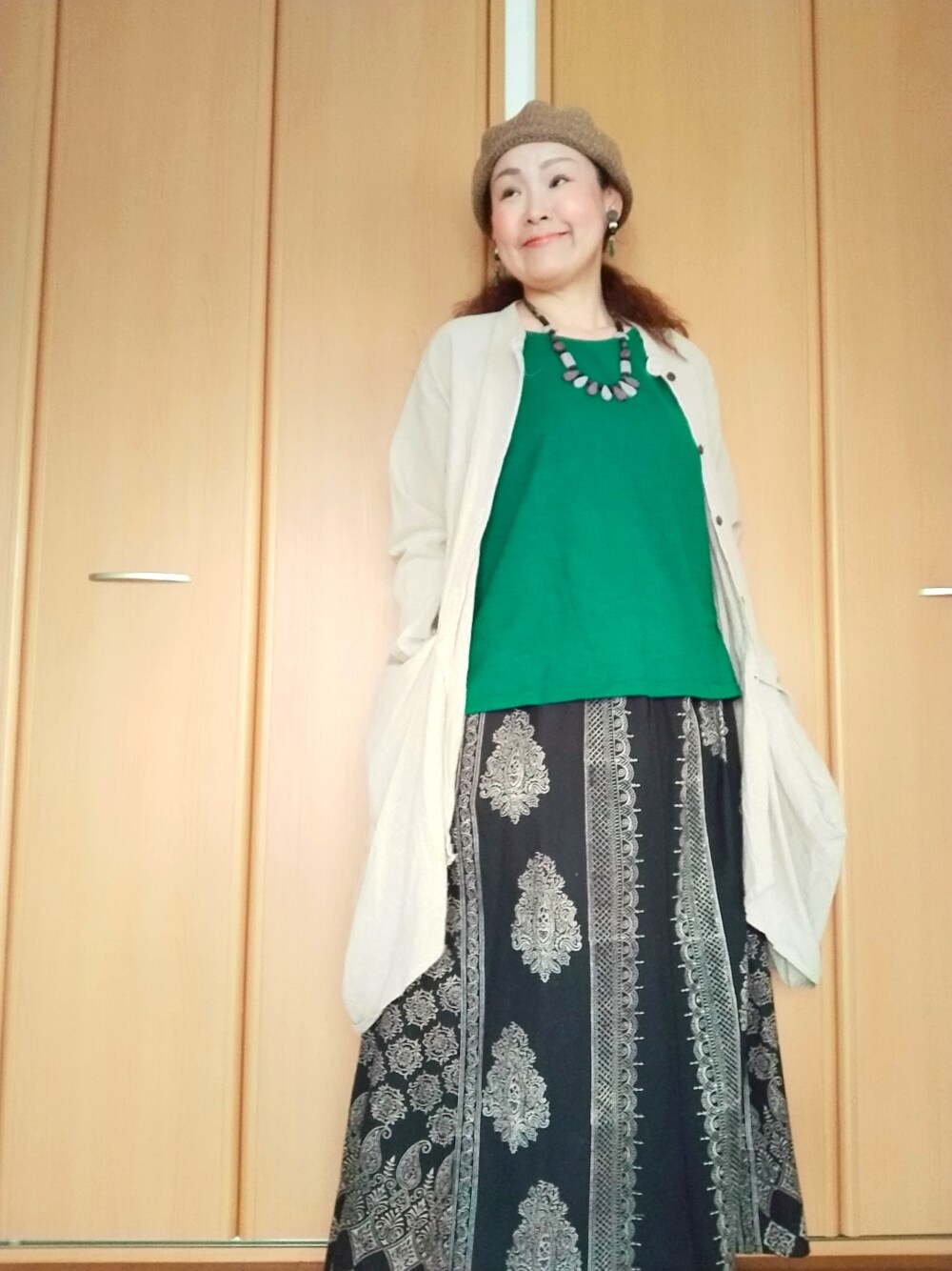 「おしゃれさんと繋がりたい、40代ファッション、好きな服を着る、元気になれる服、チャイハネ、ベレー帽、グリーン、ブロックプリント、ゆるコーデ、シンプルコーデ」｜「チャイハネの【チャイハネ】yul プレーン変形MEN'Sバンドカラーシャツ（シャツ/ブラウス、ベージュ系）」を使った、michiyogaさん（レディース・159cm）の春コーディネートの1枚目の写真