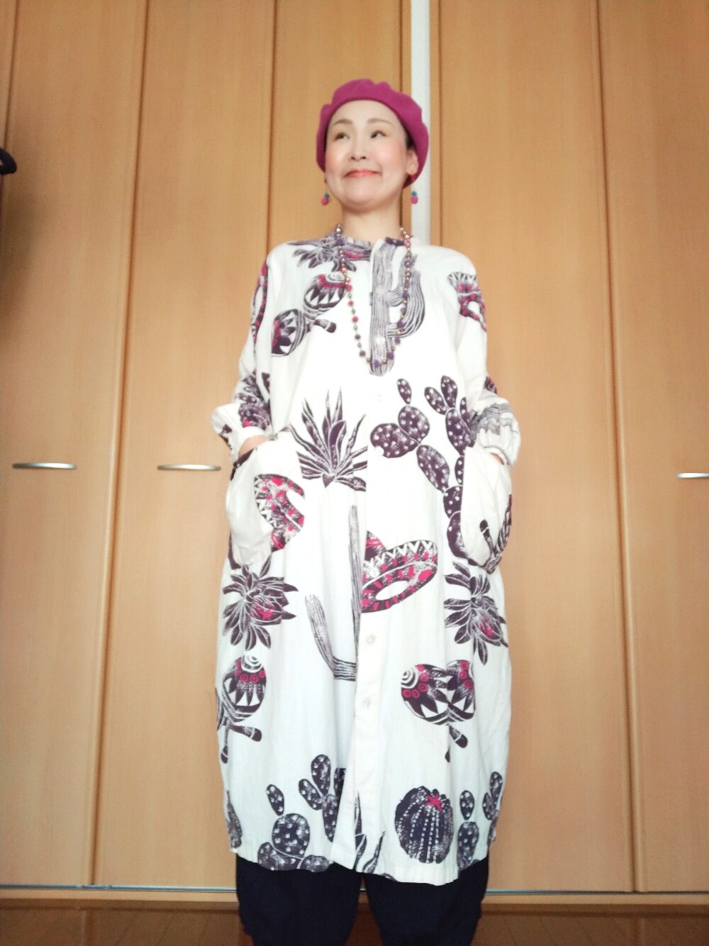 「おしゃれさんと繋がりたい、40代ファッション、好きな服を着る、元気になれる服、チャイハネ、ベレー帽、ワンピース、ゆるコーデ、柄物、バルーンパンツ、ハデ柄」｜「チャイハネの【チャイハネ】カリーナベレー帽（ハンチング/ベレー帽、パープル系）」を使った、michiyogaさん（レディース・159cm）の春コーディネートの1枚目の写真