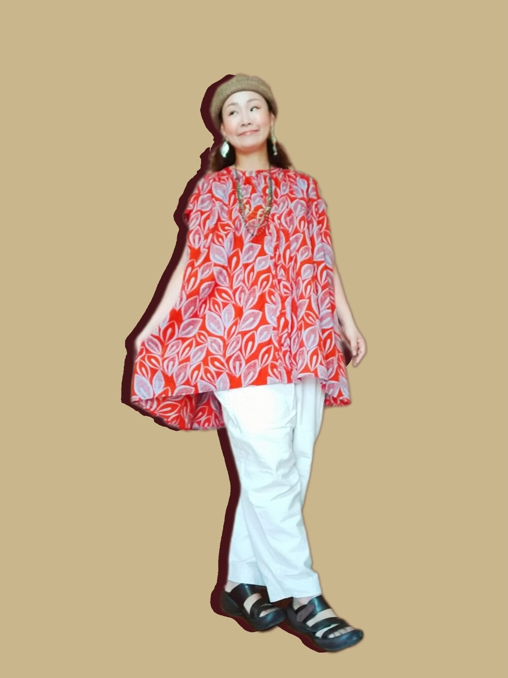 「おしゃれさんと繋がりたい、40代ファッション、好きな服を着る、元気になれる服、チャイハネ、チュニック、パンツスタイル、ベレー帽、サンダル、RegettaCanoe、紅白コーデ、リーフ柄、ゆるコーデ」｜「チャイハネの【チャイハネ】コンチョボタンシンプルベレー帽（ハンチング/ベレー帽、ブラウン系）」を使った、michiyogaさん（レディース・159cm）の夏コーディネートの1枚目の写真