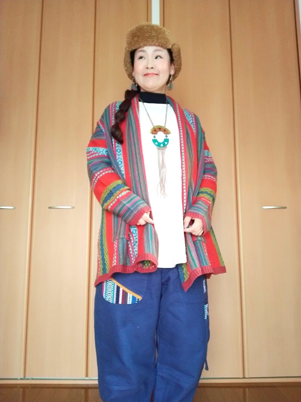 「おしゃれさんと繋がりたい、40代ファッション、好きな服を着る、元気になれる服、チャイハネ、パンツスタイル、ゆるコーデ、カーディガン、民族風、ビッグシルエット、ネパール、ジャガード」｜「チャイハネの【チャイハネ】ボアフライトキャップ（キャップ、イエロー系）」を使った、michiyogaさん（レディース・159cm）の冬コーディネートの1枚目の写真