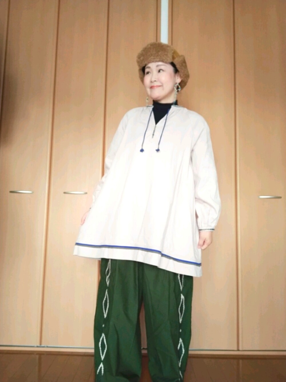 「おしゃれさんと繋がりたい、40代ファッション、好きな服を着る、元気になれる服、帽子、チュニック、グリーン、チャイハネ」｜「チャイハネの【チャイハネ】ボアフライトキャップ（キャップ、イエロー系）」を使った、michiyogaさん（レディース・159cm）の冬コーディネートの1枚目の写真