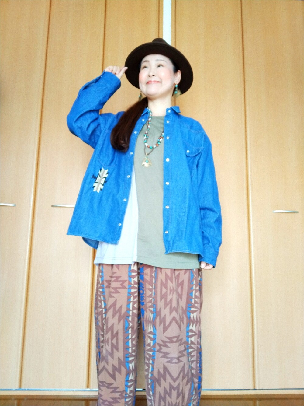 「おしゃれさんと繋がりたい、40代ファッション、好きな服を着る、元気になれる服、チャイハネ、デニム、デニムシャツ、オルテガ、刺繍、バックスタイル、メンズライク、ゆるコーデ、レイヤードスタイル、春コーデ」｜「チャイハネの【チャイハネ】ノアハット（ハット、ブラウン系）」を使った、michiyogaさん（レディース・159cm）の春コーディネートの1枚目の写真