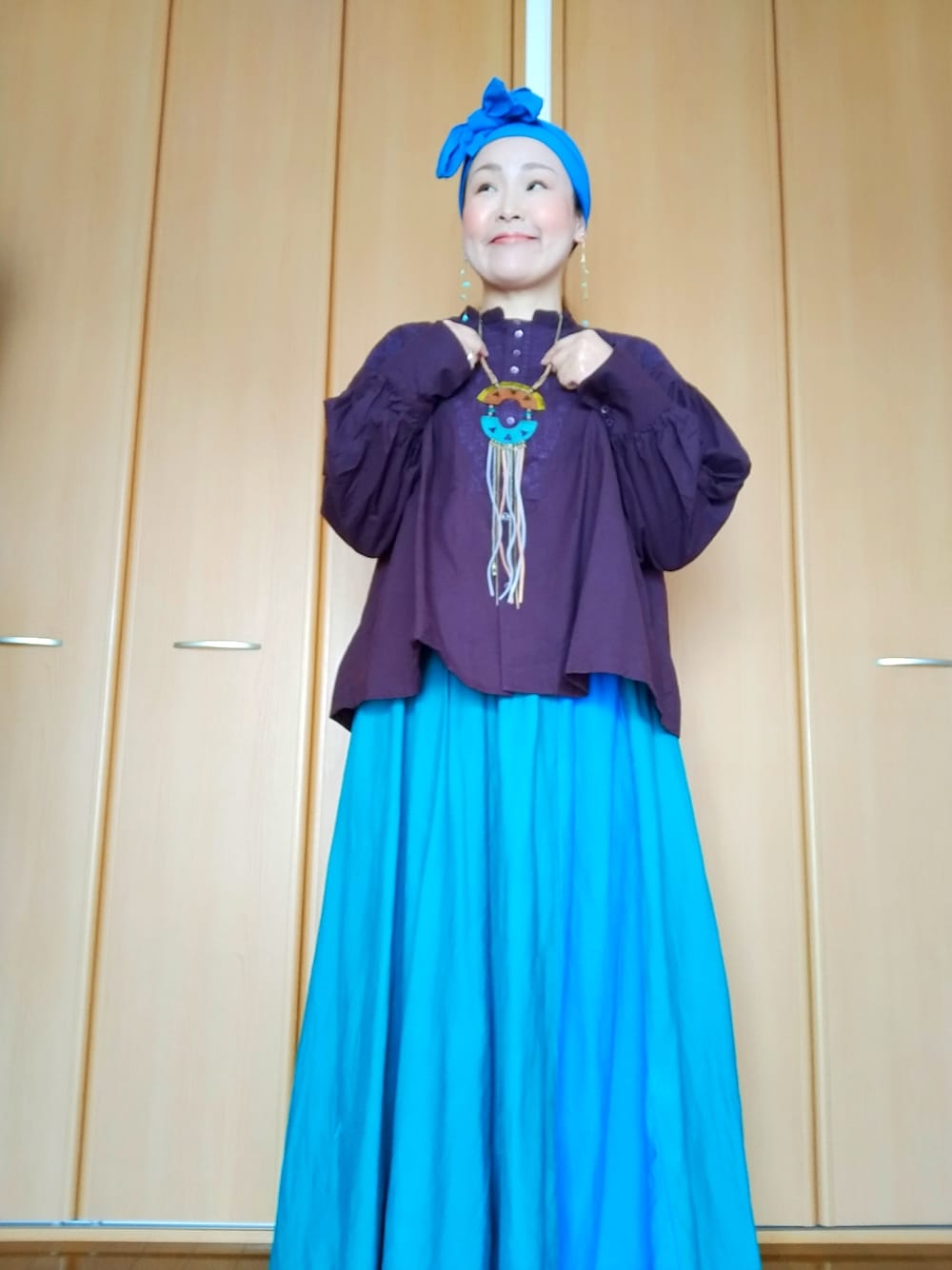 「おしゃれさんと繋がりたい、40代ファッション、好きな服を着る、元気になれる服、チャイハネ、スカート、ターコイズブルー、大人ガーリー、ターバン、ネックレス、刺繍、ブラウス」｜「チャイハネの【チャイハネ】ロングチェーンピアス（ピアス（両耳用）、ブルー系）」を使った、michiyogaさん（レディース・159cm）の春コーディネートの1枚目の写真