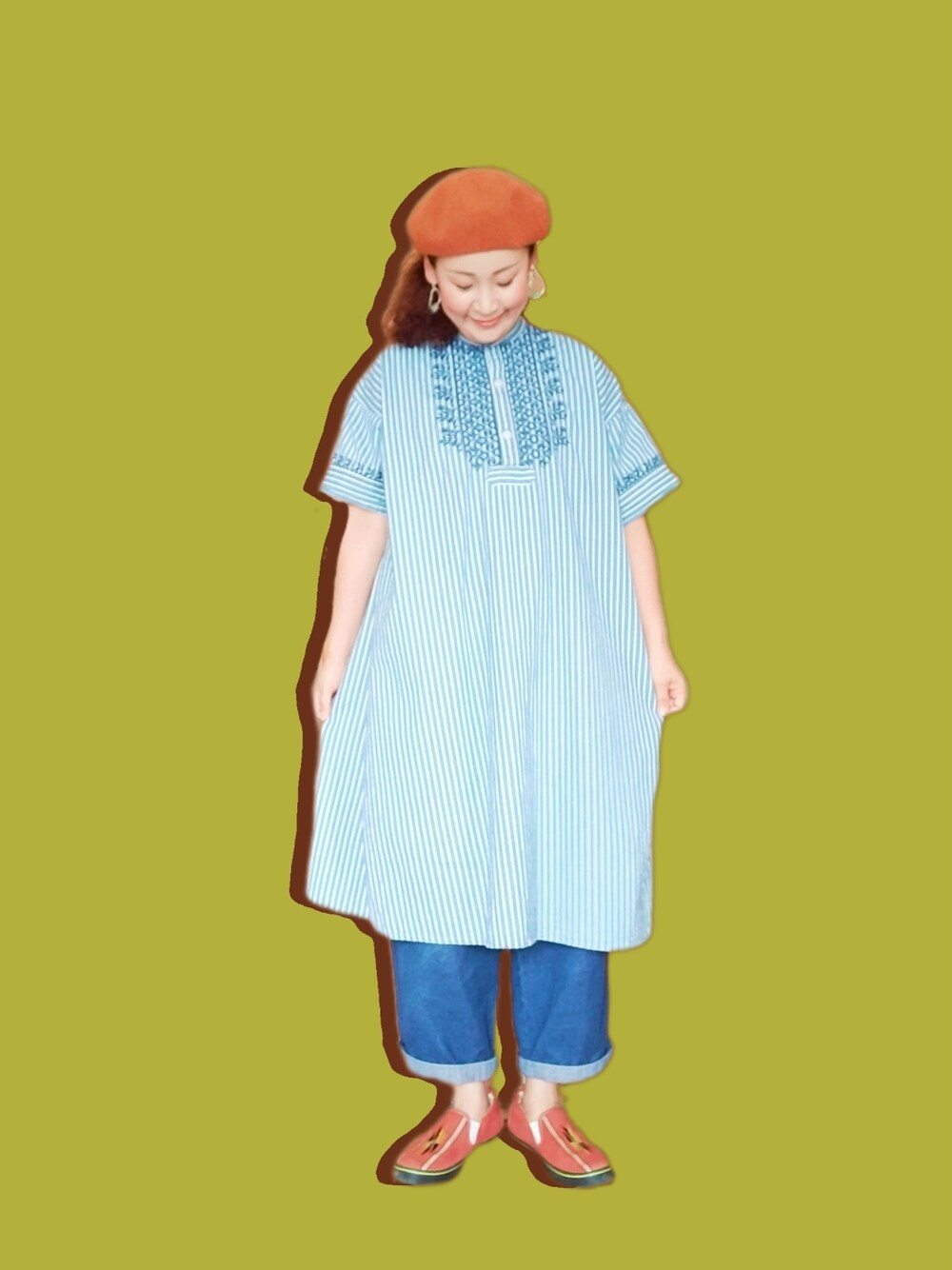 「おしゃれさんと繋がりたい、40代ファッション、好きな服を着る、元気になれる服、チャイハネ、ベレー帽、ワンピース、ストライプ、デニム、スリッポン、ゆるコーデ、刺繍」｜「チャイハネの【チャイハネ】インディアンジュエリー調サークルピアス（ピアス（両耳用）、その他）」を使った、michiyogaさん（レディース・159cm）の夏コーディネートの1枚目の写真