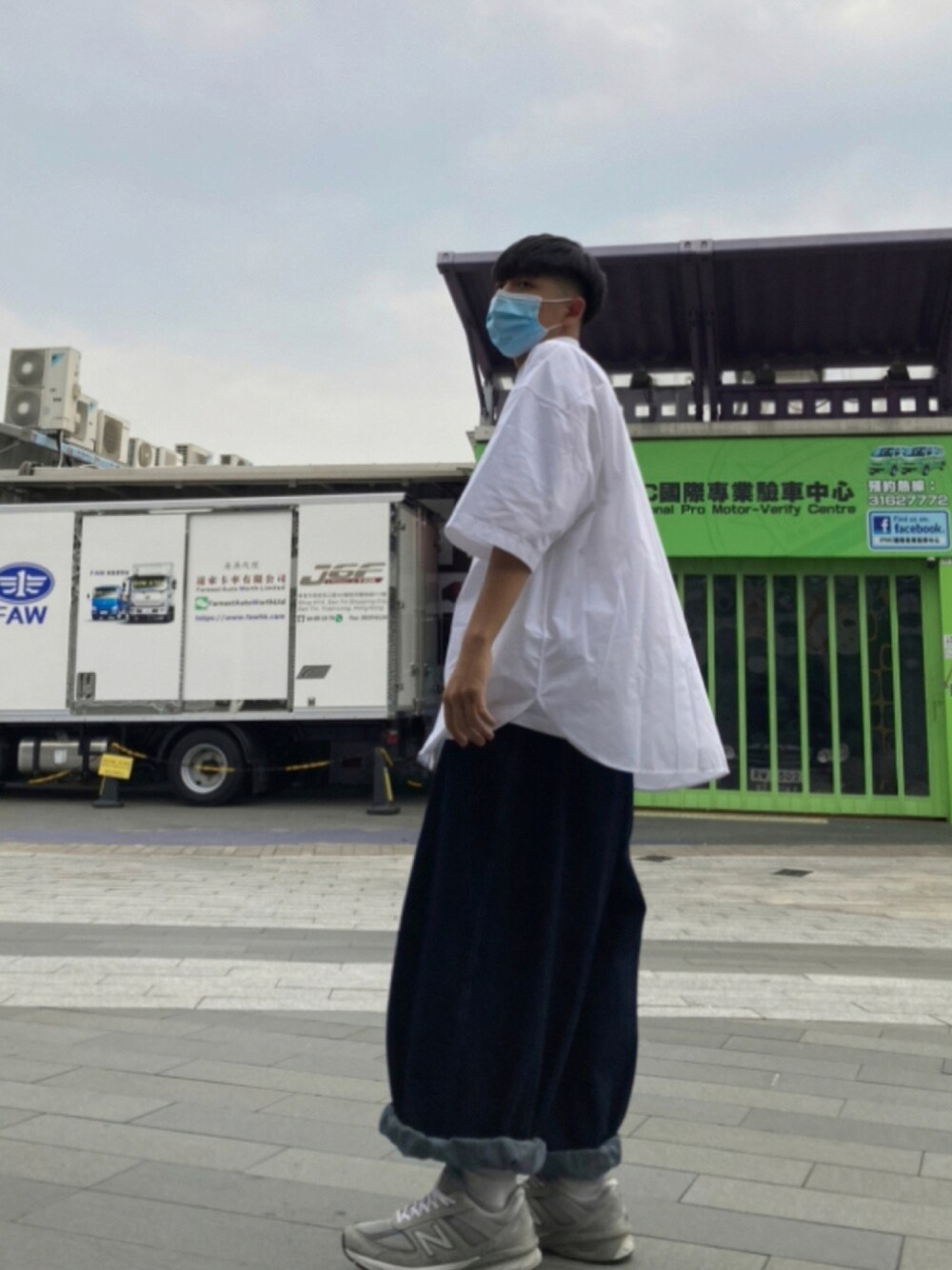 「ootd、球鞋」｜「GUのアイテム（シャツ/ブラウス、ホワイト系）」を使った、chunlolk さん（メンズ・180cm）の秋コーディネートの1枚目の写真