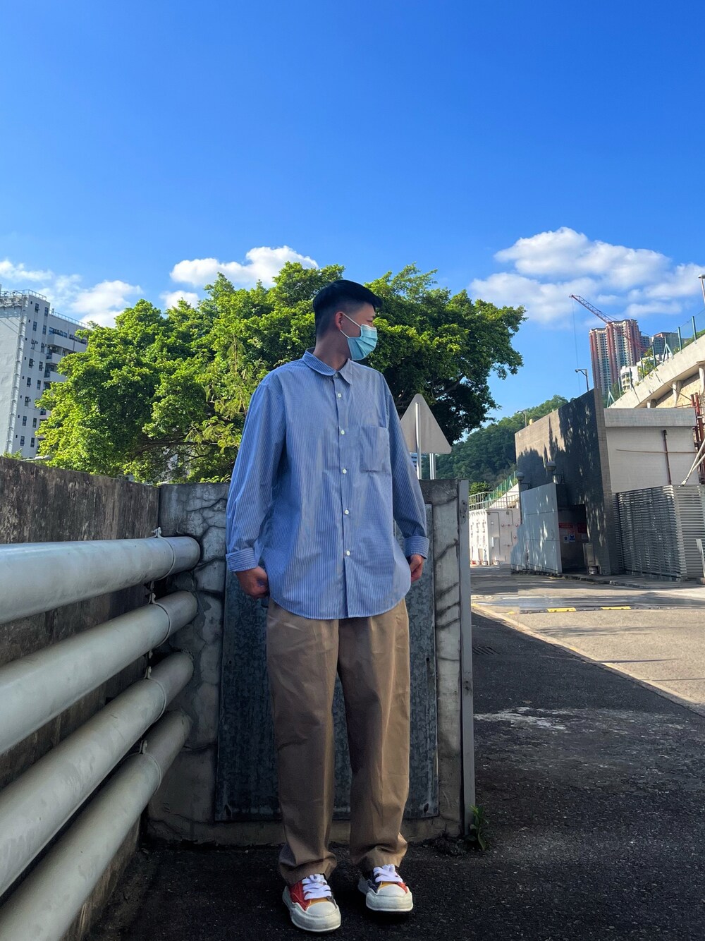 「ootd、休閒、球鞋、hkboy、街頭穿搭、日系極簡、mmy」｜「GUのアイテム（シャツ/ブラウス、ブルー系）」を使った、chunlolk さん（メンズ・180cm）の秋コーディネートの1枚目の写真