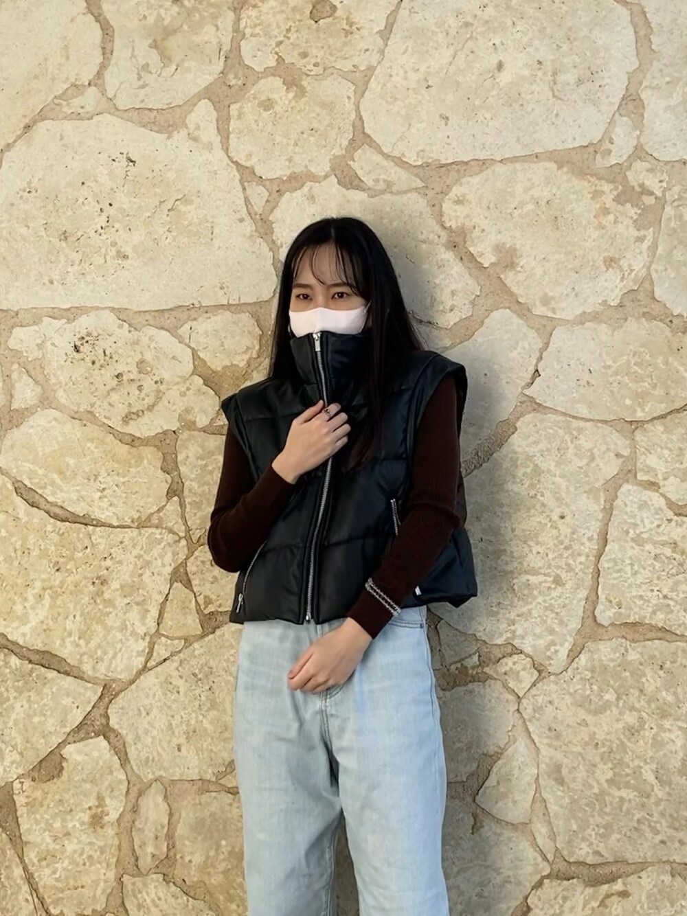 「カジュアルコーデ、ストリートファッション、ダウンベスト、デニム、ZARA、LOWRYSFARM、kith、冬服コーデ、韓国ファッション」｜「LOWRYS FARMのＣＯＮＥストレートワイド　800878（デニムパンツ、ブルー系）」を使った、KOTOHAさん（レディース・157cm）の冬コーディネートの1枚目の写真