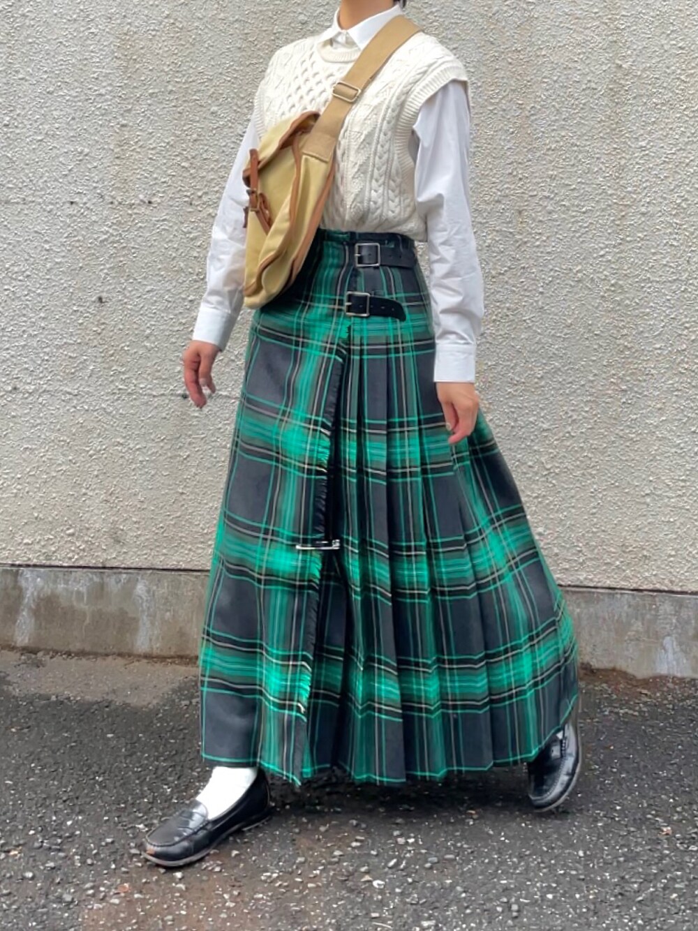 「traditionalweatherwear、oneilofdublin、トラディショナルウェザーウエア、ニットベスト、ニット、ベスト、ニットベストコーデ、オニールオブダブリン、チェックスカート、ロングスカート、プリーツスカート、ローファー、GHBASS、シャツコーデ」｜「Traditional WeatherwearのCABLE CREW NECK VEST（ベスト、ホワイト系）」を使った、さいとうなるさん（レディース・158cm）の秋コーディネートの1枚目の写真