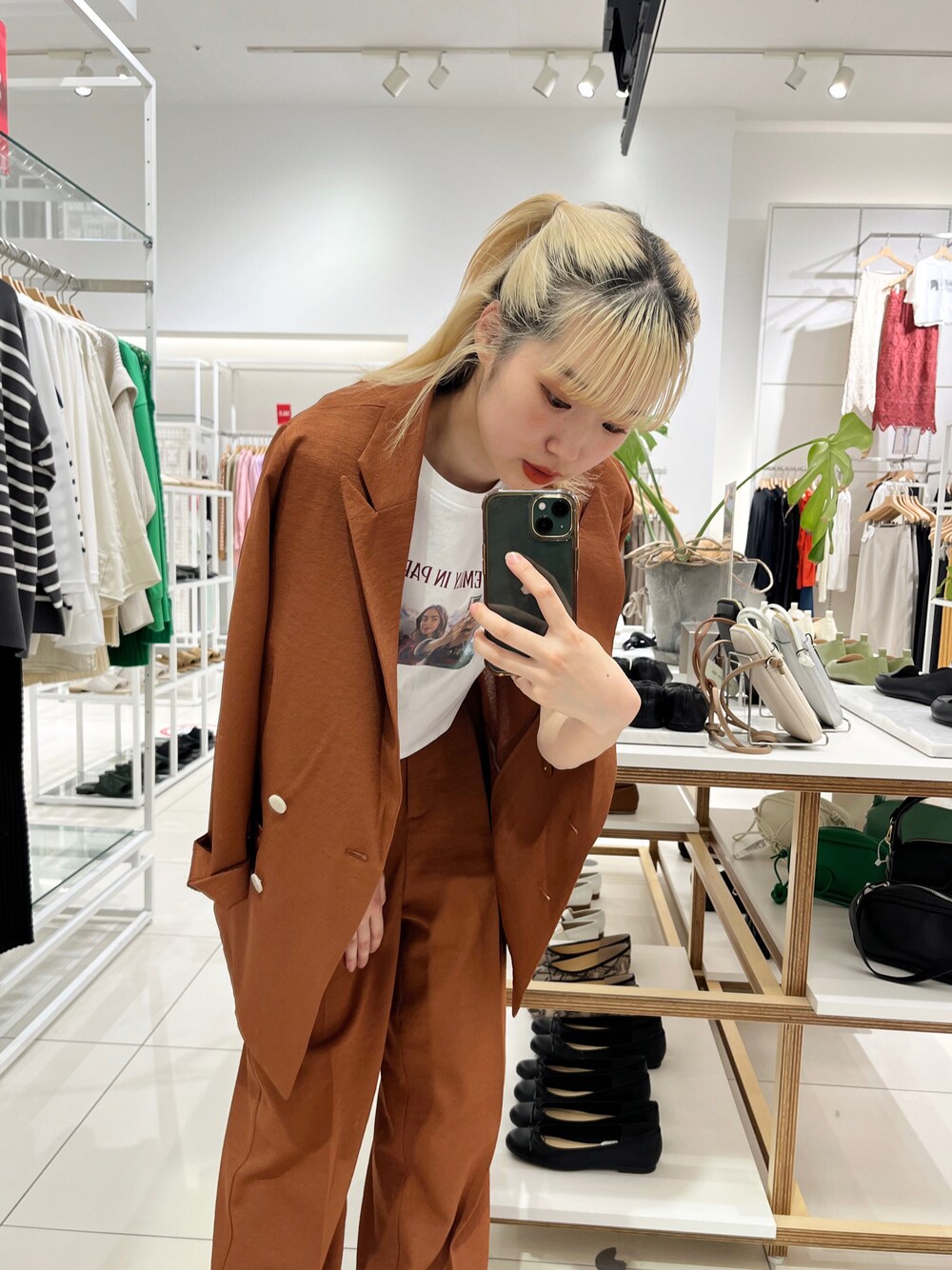 「セットアップ、ジャケット、ジャケットスタイル、大人カジュアル、韓国ファッション、SENSEOFPLACE、プチプラ、いまどきジャケット写真、ロゴT」｜「SENSE OF PLACE by URBAN RESEARCHのEmily in Paris　クロップドTシャツ（Tシャツ/カットソー、その他）」を使った、ひかたんさん（レディース・158cm）の春コーディネートの1枚目の写真