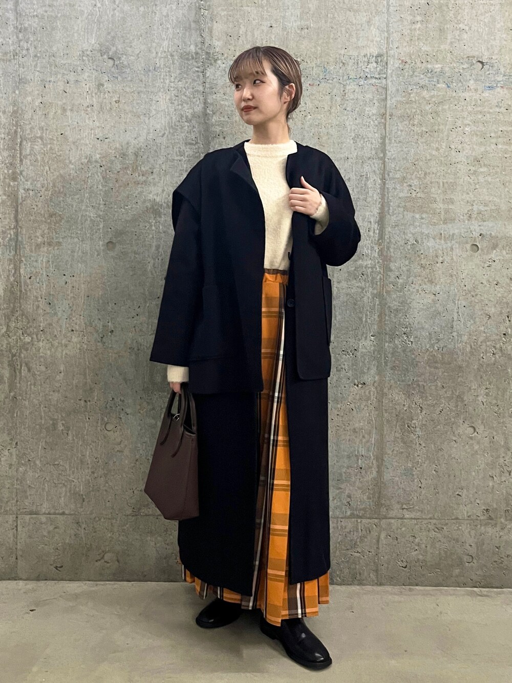 「トートバッグ、冬コーデ、ロングブーツ、ロングコート、チェックスカート、SENSEOFPLACE、シャギーニット、スクエアトゥ」｜「SENSE OF PLACE by URBAN RESEARCHのMULTIWAYベストレイヤードコート（ノーカラーコート、ブラック系）」を使った、ひかたんさん（レディース・158cm）の秋コーディネートの1枚目の写真