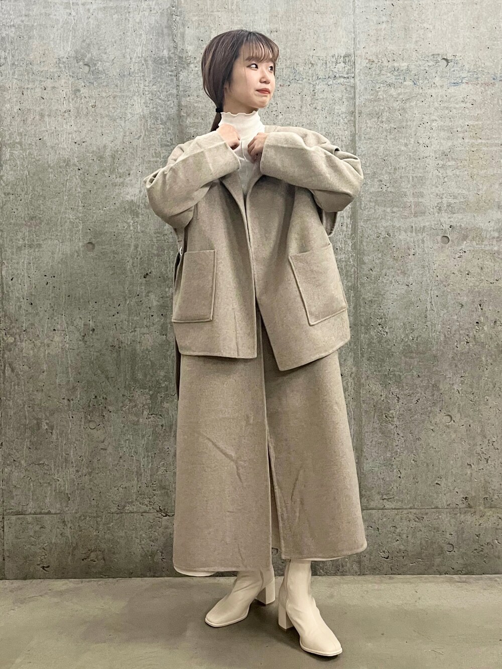 「ホワイトコーデ、レイヤードスタイル、クリスマスに着たい服、スクエアトゥ、ワントーンコーデ、プチプラコーデ、SENSEOFPLACE、オトナ女子、コート」｜「SENSE OF PLACE by URBAN RESEARCHのMULTIWAYベストレイヤードコート（ノーカラーコート、ベージュ系）」を使った、ひかたんさん（レディース・158cm）の冬コーディネートの1枚目の写真