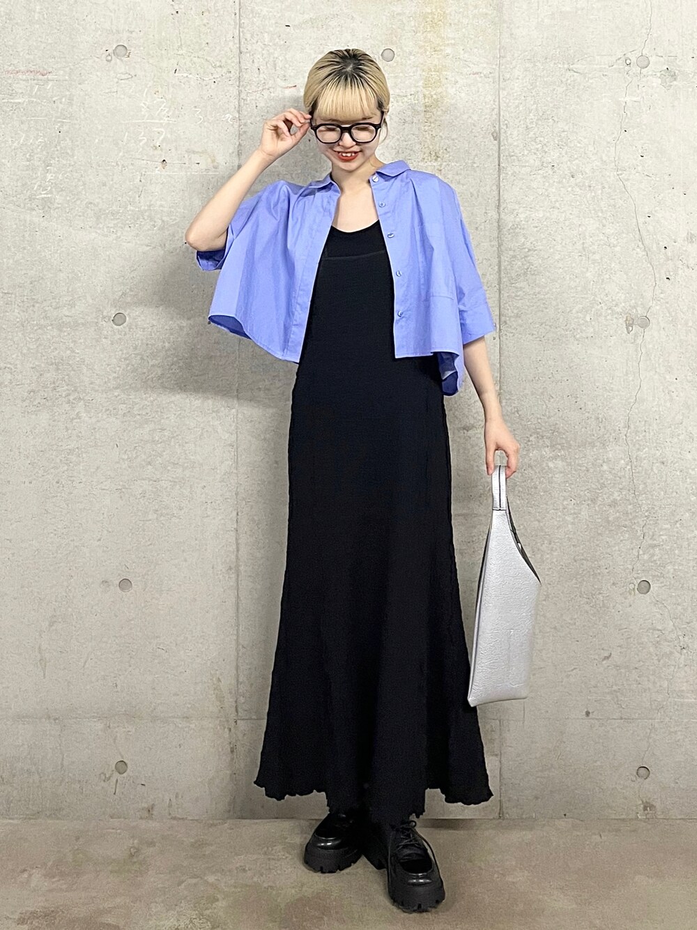 「キャミワンピ、いまどきジャケット写真、シャツスタイル、厚底シューズ、メガネ女子、韓国ファッション、トートバッグ、大人カジュアル」｜「SENSE OF PLACE by URBAN RESEARCHのジャガードキャミワンピース（ワンピース、ホワイト系）」を使った、ひかたんさん（レディース・158cm）の春コーディネートの1枚目の写真