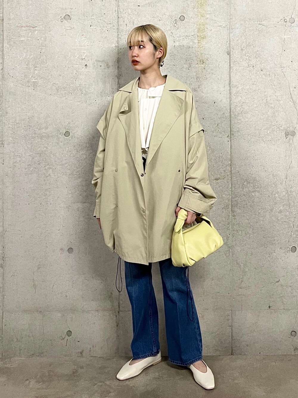 「春アウター、春服デビュー宣言、春コーデ、パステル映える春、デニム、ビッグシルエット、お洒落さんとつながりたい、SENSEOFPLACE、プチプラ、きれいめカジュアル、トレンチコート」｜「SENSE OF PLACE by URBAN RESEARCHの結びハンドルバッグ（ハンドバッグ、イエロー系）」を使った、ひかたんさん（レディース・158cm）の春コーディネートの1枚目の写真