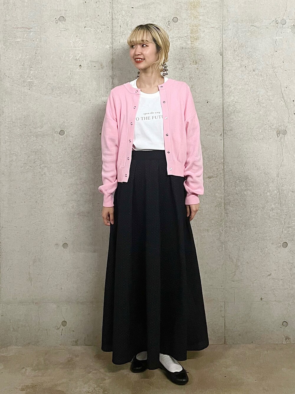 「カーディガン、バレエシューズ、いまどきジャケット写真、春コーデ、ピンク、SENSEOFPLACE、レイヤードスタイル、モード、デート、韓国ファッション、デートスタイル（WOMEN）、ロゴT、ロゴスウェット」｜「SENSE OF PLACE by URBAN RESEARCHのグラフィックTシャツ(半袖)（Tシャツ/カットソー、その他）」を使った、ひかたんさん（レディース・158cm）の春コーディネートの1枚目の写真