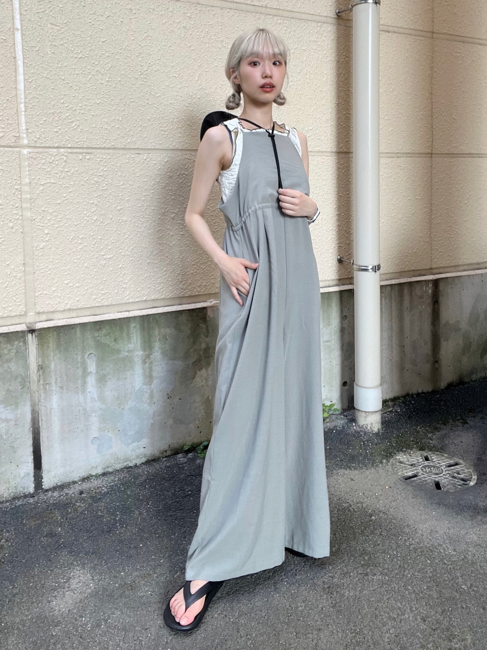 「サロペット、フェススタイル、ビッグシルエット、サロペ、プチプラ、バケットハット、きれいめカジュアル、夏コーデ」｜「KBFのWIDEキャミサロペット（サロペット/オーバーオール、グレー系）」を使った、ひかたんさん（レディース・158cm）の夏コーディネートの1枚目の写真