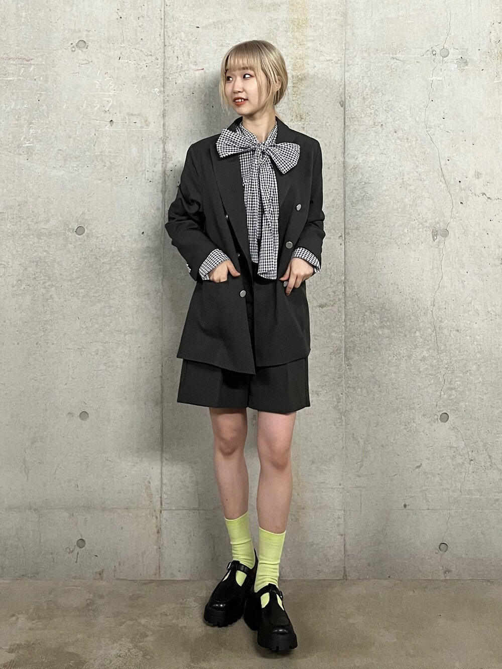 「チェック、ジャケット、セットアップ、リボン、ハーフパンツ、プチプラ、ソックス、ジャケットスタイル、さし色、春服コーデ、韓国ファッション、厚底シューズ、ビビッドカラー、いまどきジャケット写真」｜「SENSE OF PLACE by URBAN RESEARCHの2WAYボウタイブラウス（シャツ/ブラウス、その他）」を使った、ひかたんさん（レディース・158cm）の冬コーディネートの1枚目の写真