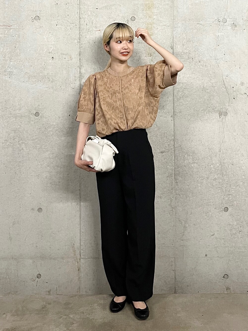「ベージュ、バレエシューズ、大人カジュアル、シンプルスタイル、春夏コーデ、ブラウス、SENSEOFPLACE、HEYUMM、韓国ファッション」｜「HEYUMMのHEYUMM　ジャガードパフスリーブブラウス（シャツ/ブラウス、ベージュ系）」を使った、ひかたんさん（レディース・158cm）の春コーディネートの1枚目の写真