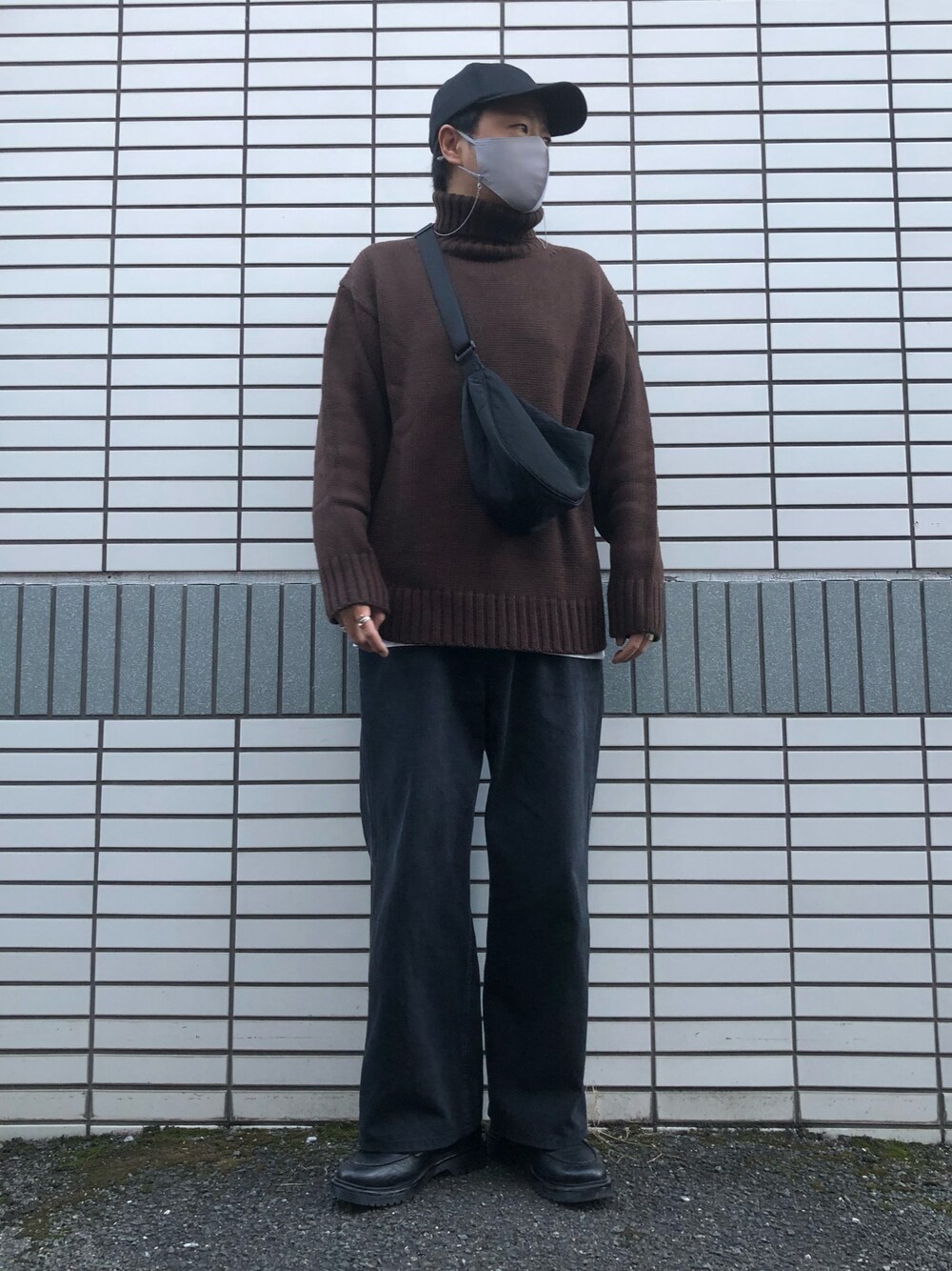 「秋コーデ、きれいめカジュアル、低身長、シンプルコーデ、デニムパンツ、バギーデニム、キャップ、タートルネック、ニット、ブラウン、レイヤードスタイル、ショルダーバッグ、相互フォロー、UNIQLO、GU」｜「GU ¥3990のリアルレザーＵチップシューズ（シューズ、ブラック系）」を使った、らっしー［相互フォロー］さん（メンズ・169cm）の秋コーディネートの1枚目の写真