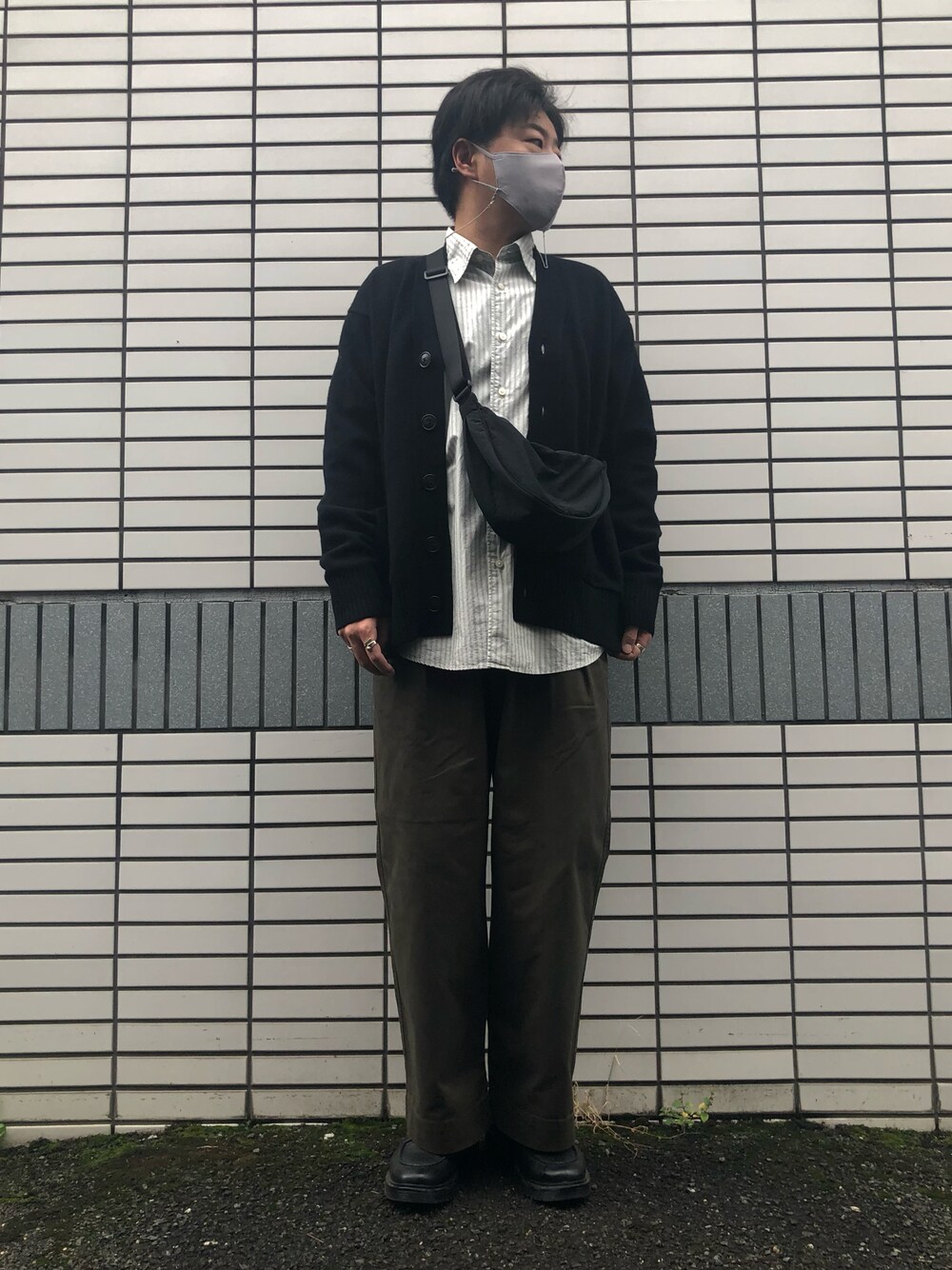 「秋コーデ、シンプル、大人カジュアル、プチプラ、軍パン、カーディガン、オリーブ、ワイドパンツ、革靴、シャツスタイル、ショルダーバッグ、タックパンツ、UNIQLO U、秋ルック紹介するよ、相互フォロー」｜「GU ¥3990のリアルレザーＵチップシューズ（シューズ、ブラック系）」を使った、らっしー［相互フォロー］さん（メンズ・169cm）の秋コーディネートの1枚目の写真