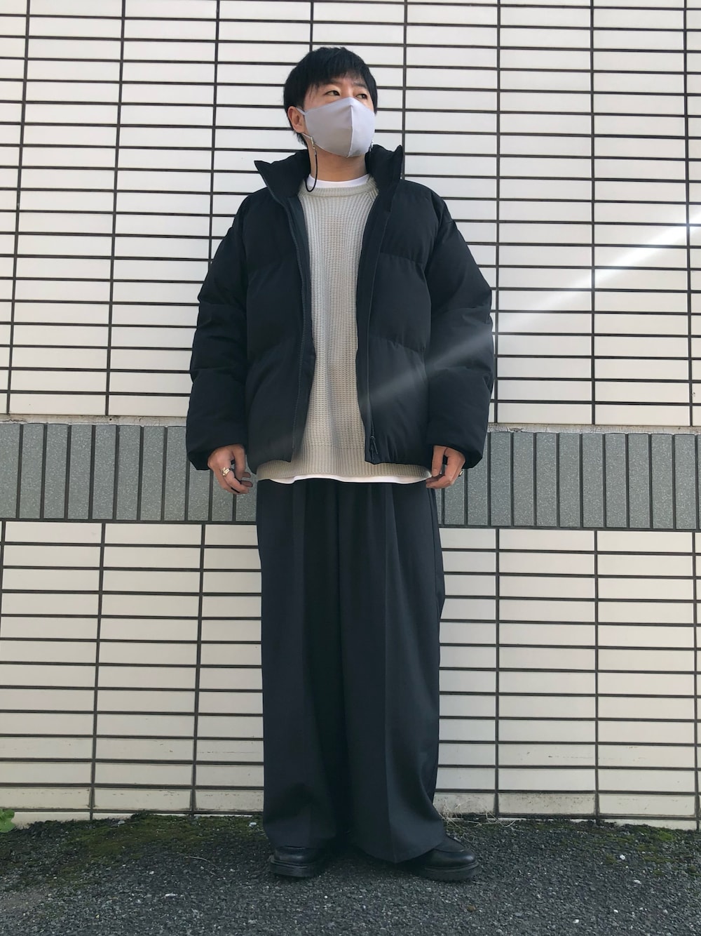 「冬コーデ、ダウンジャケット、グレー、ニット、ワイドパンツ、革靴、WYM、Nilway、休日スタイル、今日のコーデ、カジュアル、シンプルコーデ、ゆったりコーデ、相互フォロー」｜「GU ¥3990のリアルレザーＵチップシューズ（シューズ、ブラック系）」を使った、らっしー［相互フォロー］さん（メンズ・169cm）の冬コーディネートの1枚目の写真