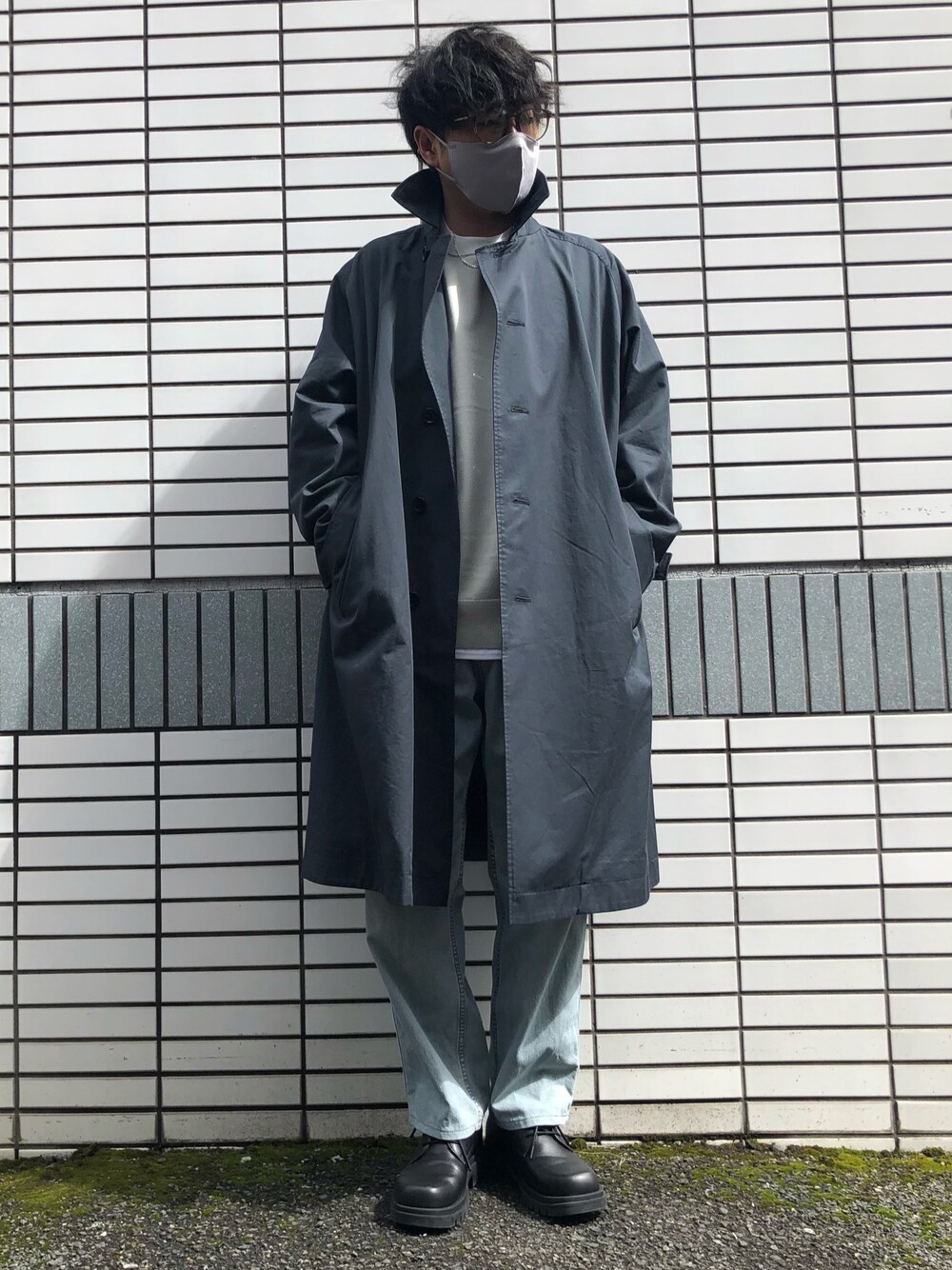 「春服デビュー宣言、休日コーデ、メンズコーデ、春コーデ、ステンカラーコート、淡色コーデ、デニム、ワイドデニム、春ニット、UNIQLO U、GU、tk.TAKEO KIKUCHI、大人カジュアル、相互フォロー」｜「tk.TAKEO KIKUCHIのスクエア3ホールボリュームシューズ（ドレスシューズ、ブラック系）」を使った、らっしー［相互フォロー］さん（メンズ・169cm）の春コーディネートの1枚目の写真