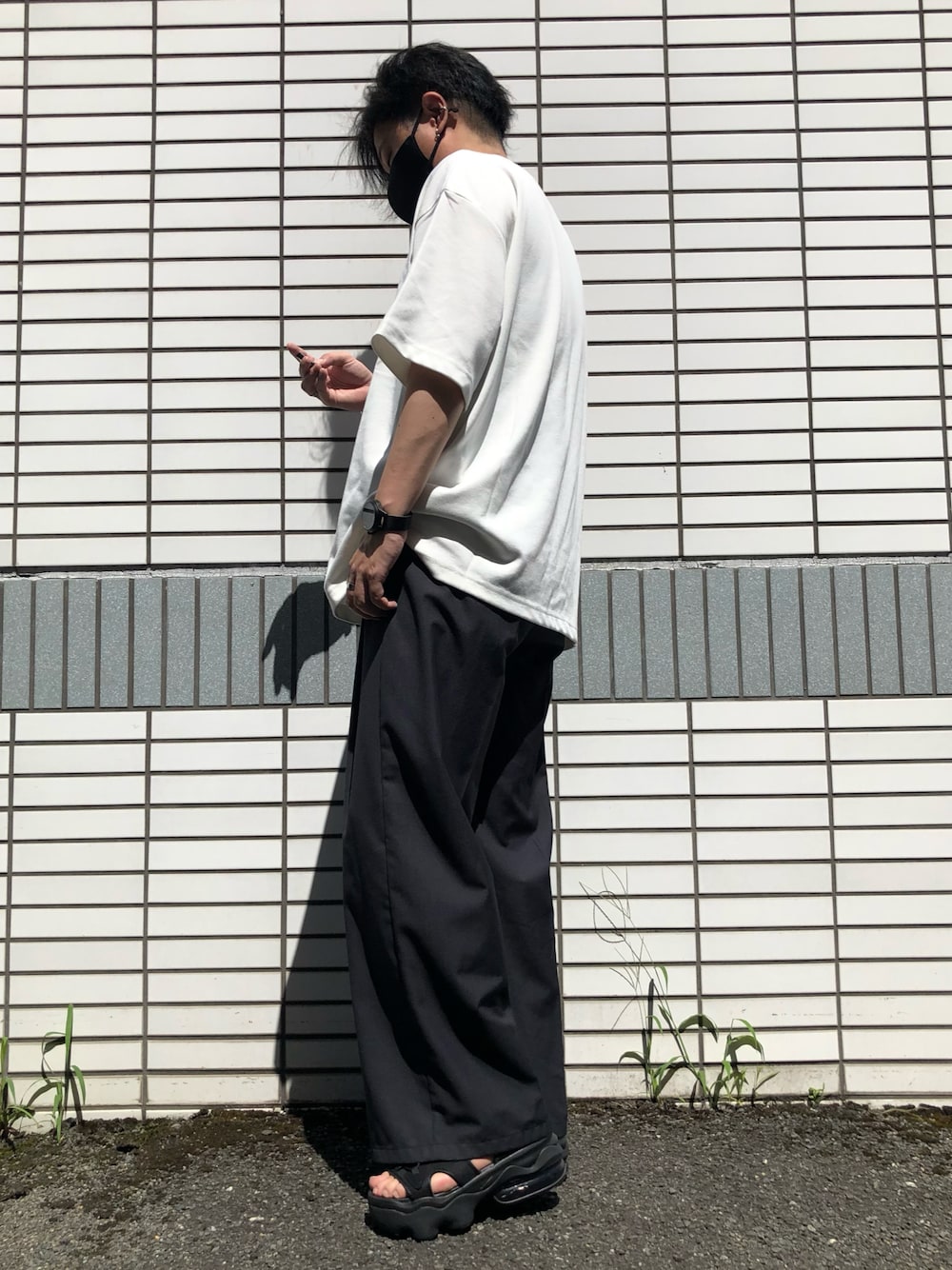 「みんなの白Tフェス、休日コーデ、夏コーデ、オーバーサイズ、夏だ！Tシャツ着よう！、シンプルスタイル、白Tシャツ、スラックス、ワイドスラックス、低身長コーデ、厚底サンダル、シルバーアクセサリー、相互フォロー、プチプラ、サンダル」｜「NIKEのナイキ エア マックス ココ ウィメンズサンダル / Nike Air Max Koko Women's Sandals CI8798-003 Black（サンダル、ブラック系）」を使った、らっしー［相互フォロー］さん（メンズ・169cm）の夏コーディネートの1枚目の写真