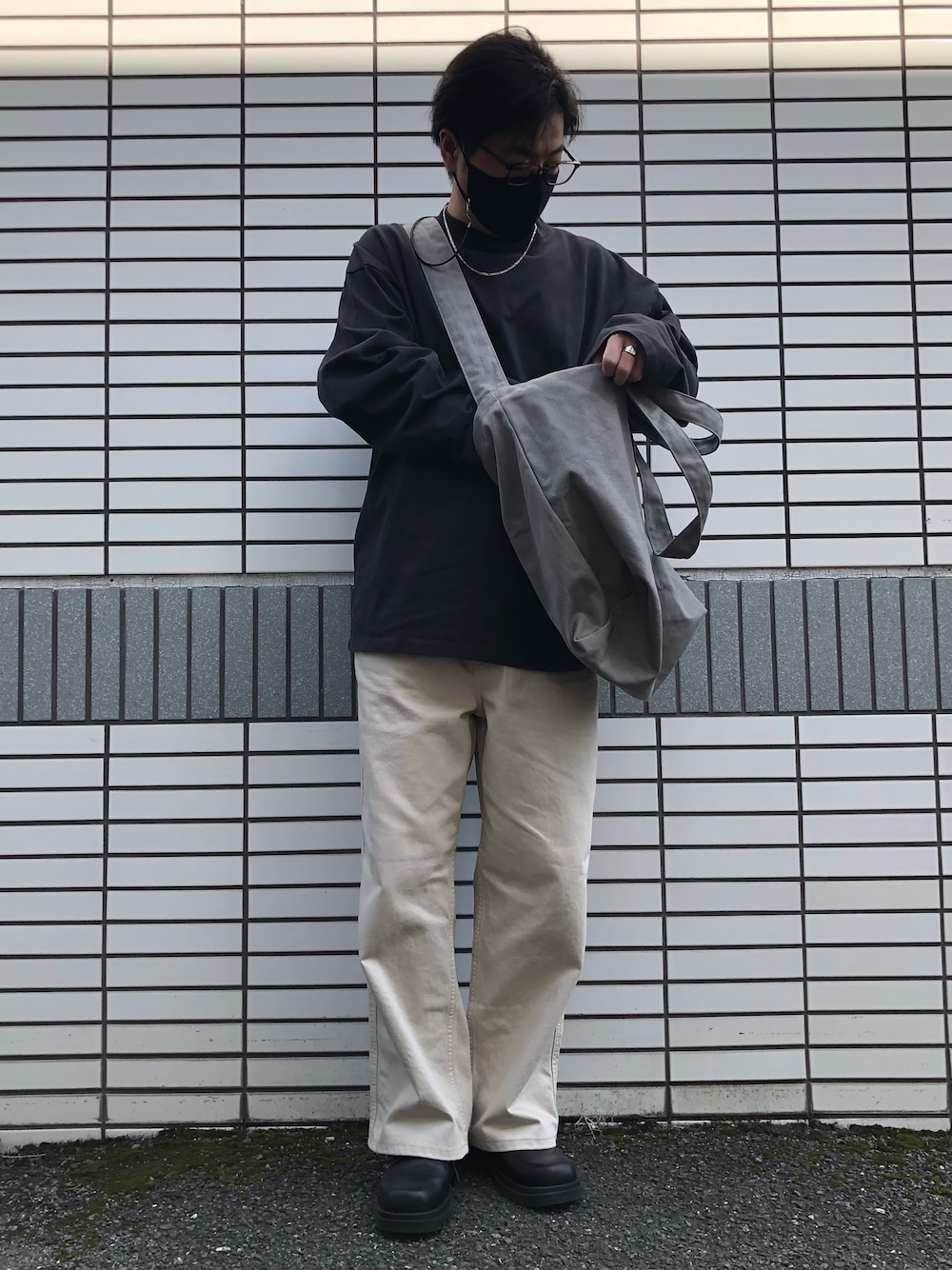 「オトナカジュアル、春コーデ、オーバーサイズ、いいね、save、フォローお願いします🤑、メンズコーデ、WYM、デカバッグ、革靴、バギーデニム、ロンT、UNIQLO、tk.TAKEO KIKUCHI、メガネ男子、花見、相互フォロー」｜「tk.TAKEO KIKUCHIのスクエア3ホールボリュームシューズ（ドレスシューズ、ブラック系）」を使った、らっしー［相互フォロー］さん（メンズ・169cm）の春コーディネートの1枚目の写真